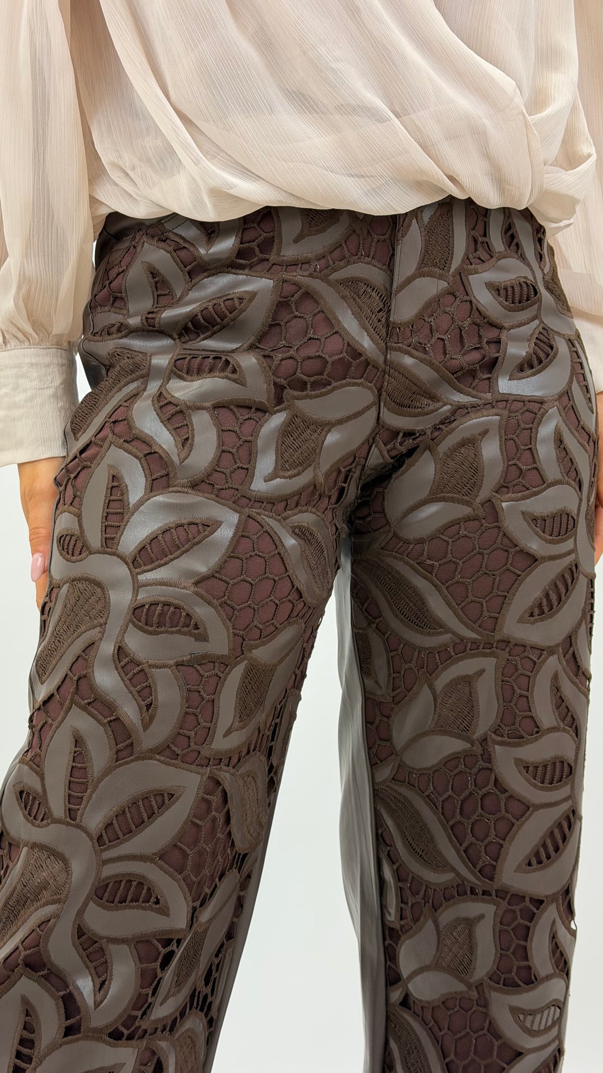 Calça wide leg eco-pele bordada castanho
