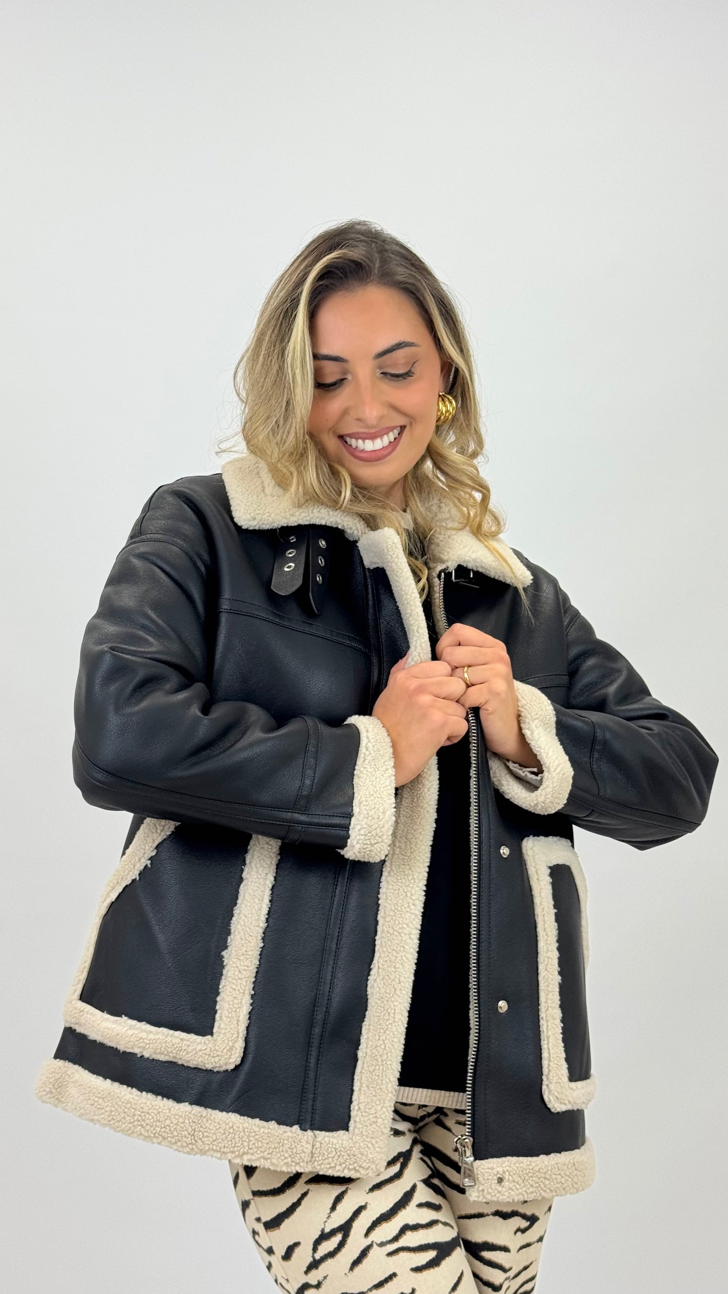 Casaco estilo eco-pele preto com pelinho pérola