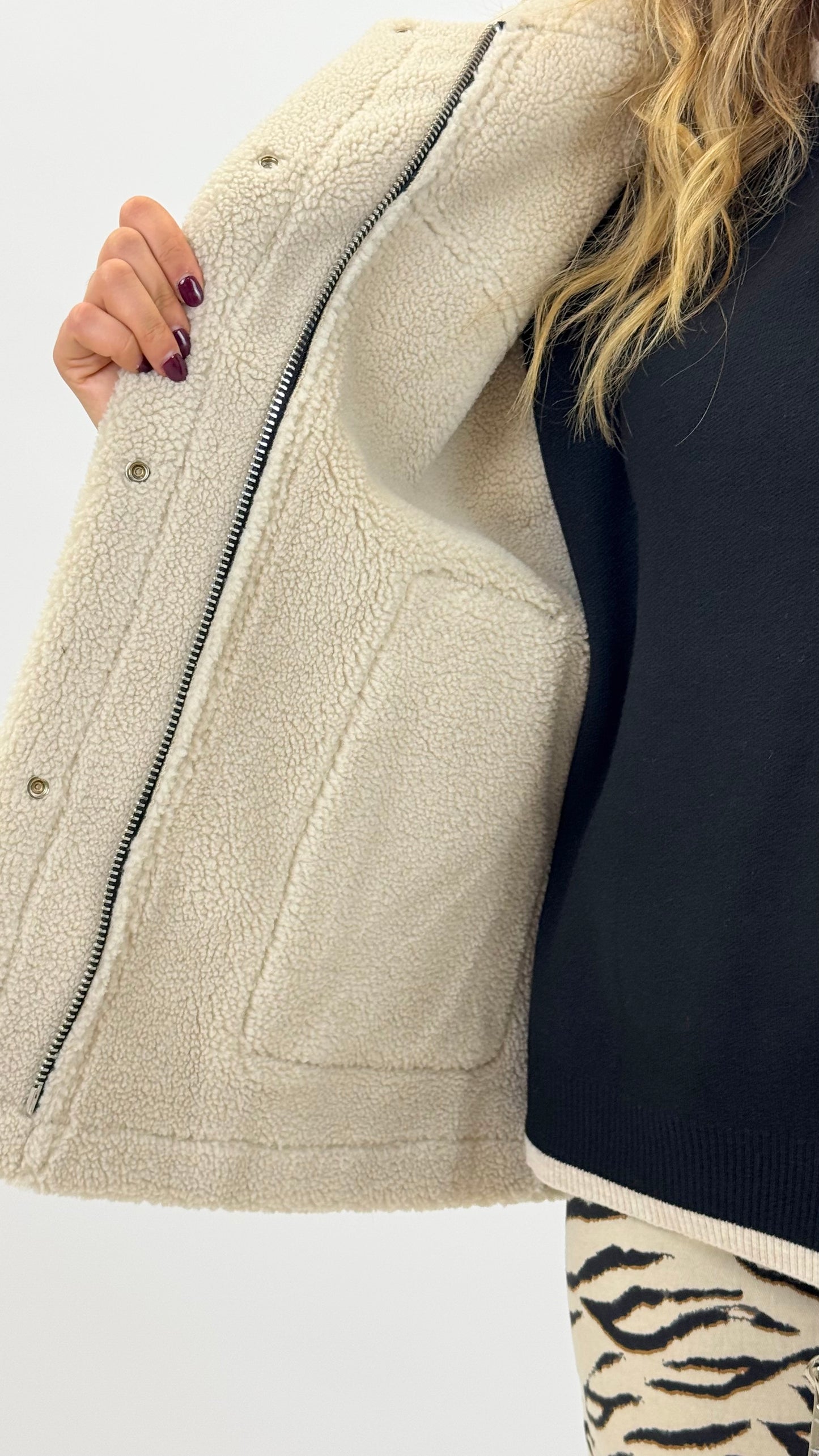 Casaco estilo eco-pele preto com pelinho pérola