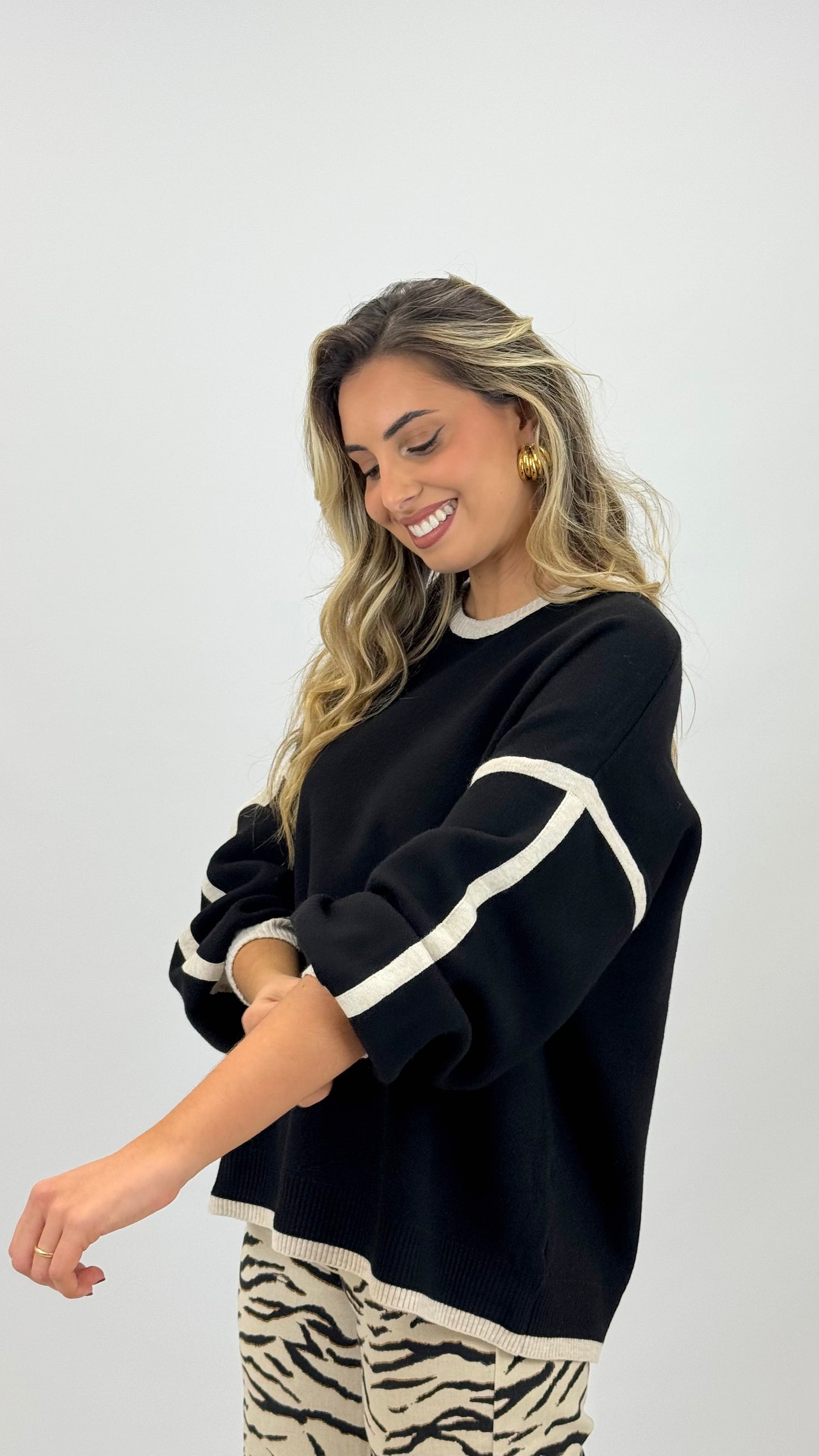 Camisola malha preta com rebordo creme