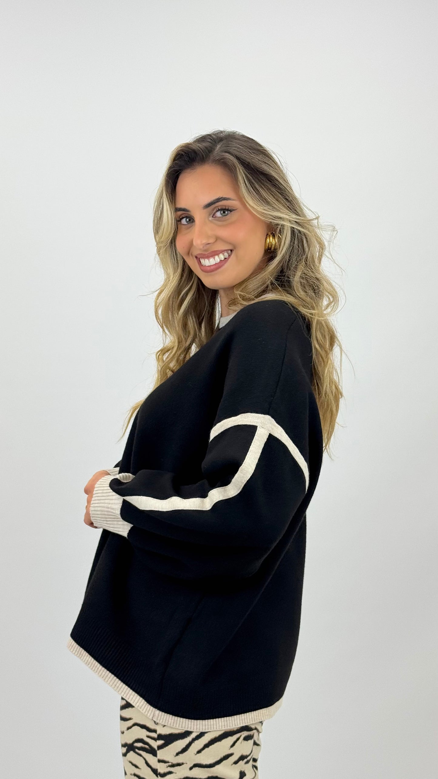 Camisola malha preta com rebordo creme