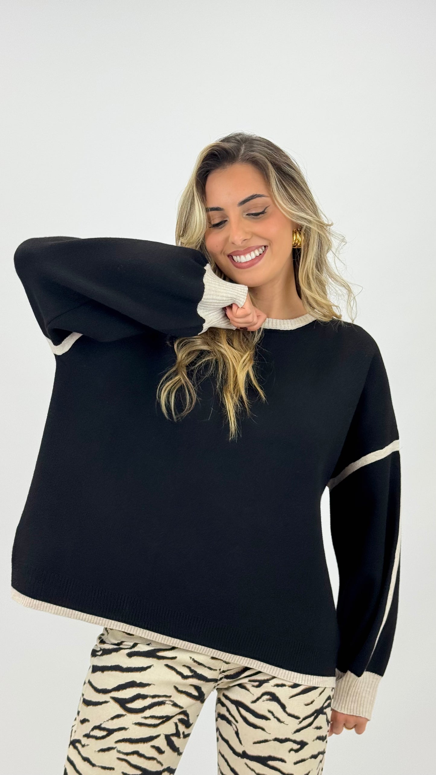 Camisola malha preta com rebordo creme