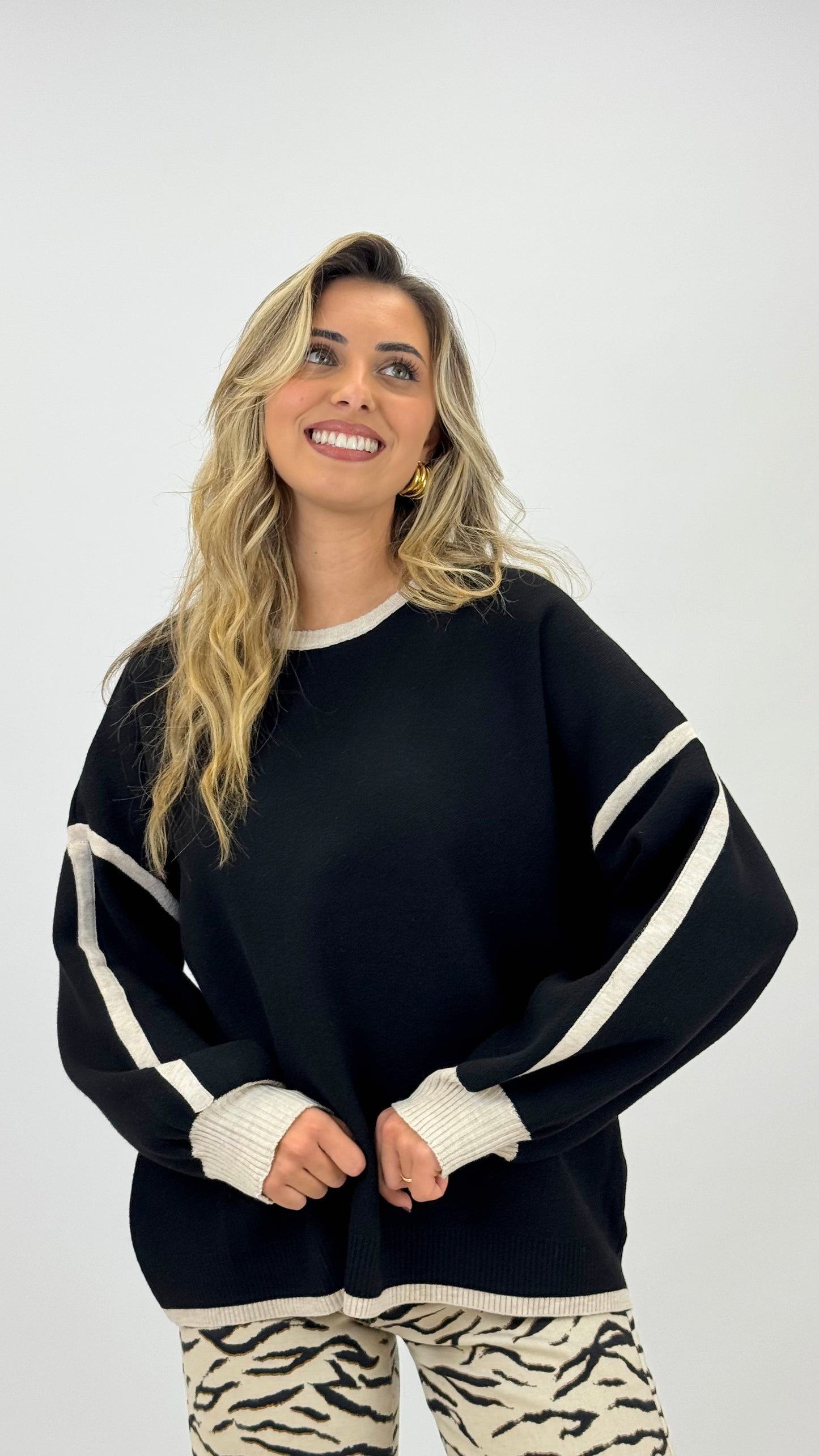 Camisola malha preta com rebordo creme