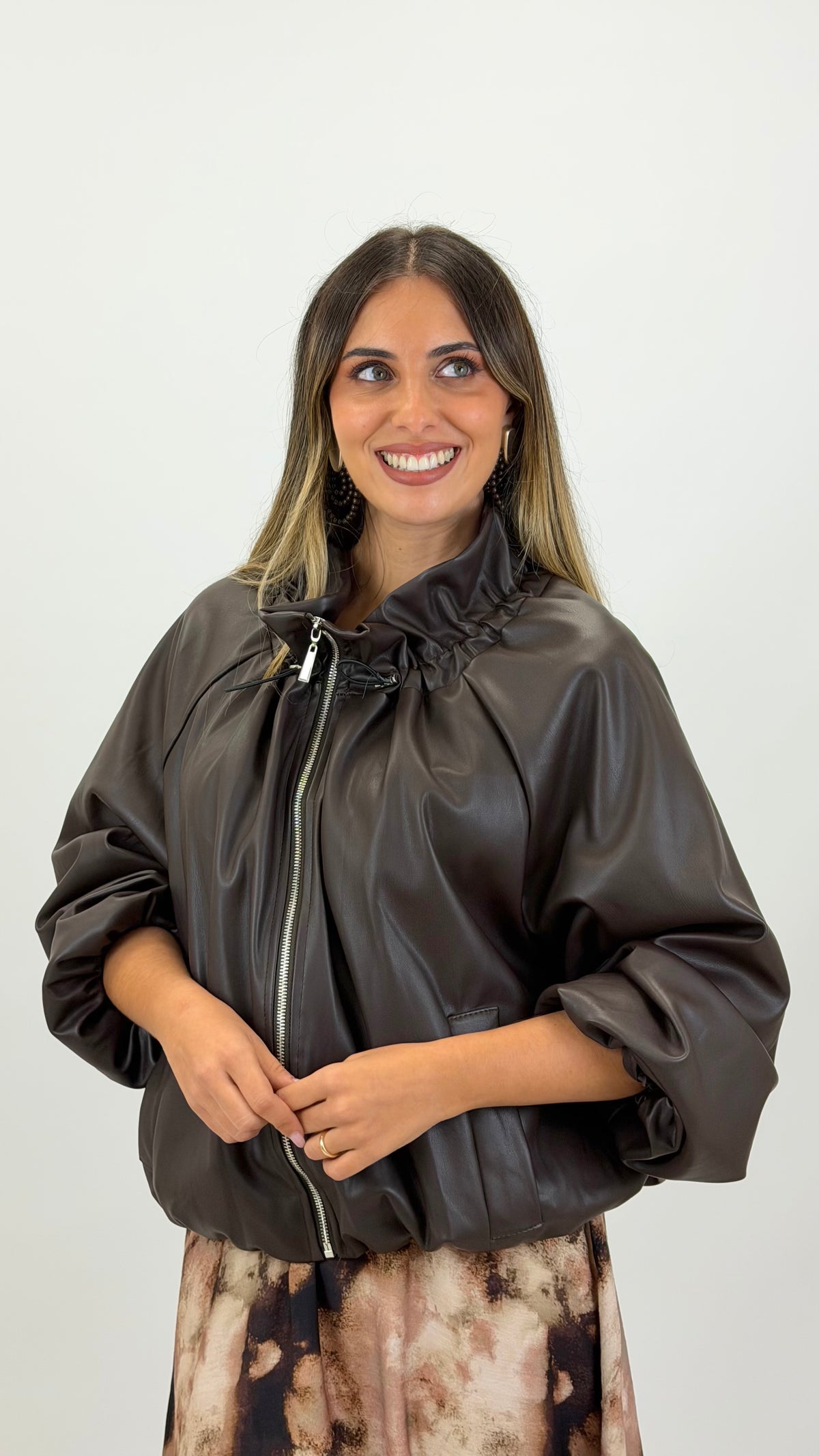 Blusão estilo eco-pele abalonado castanho
