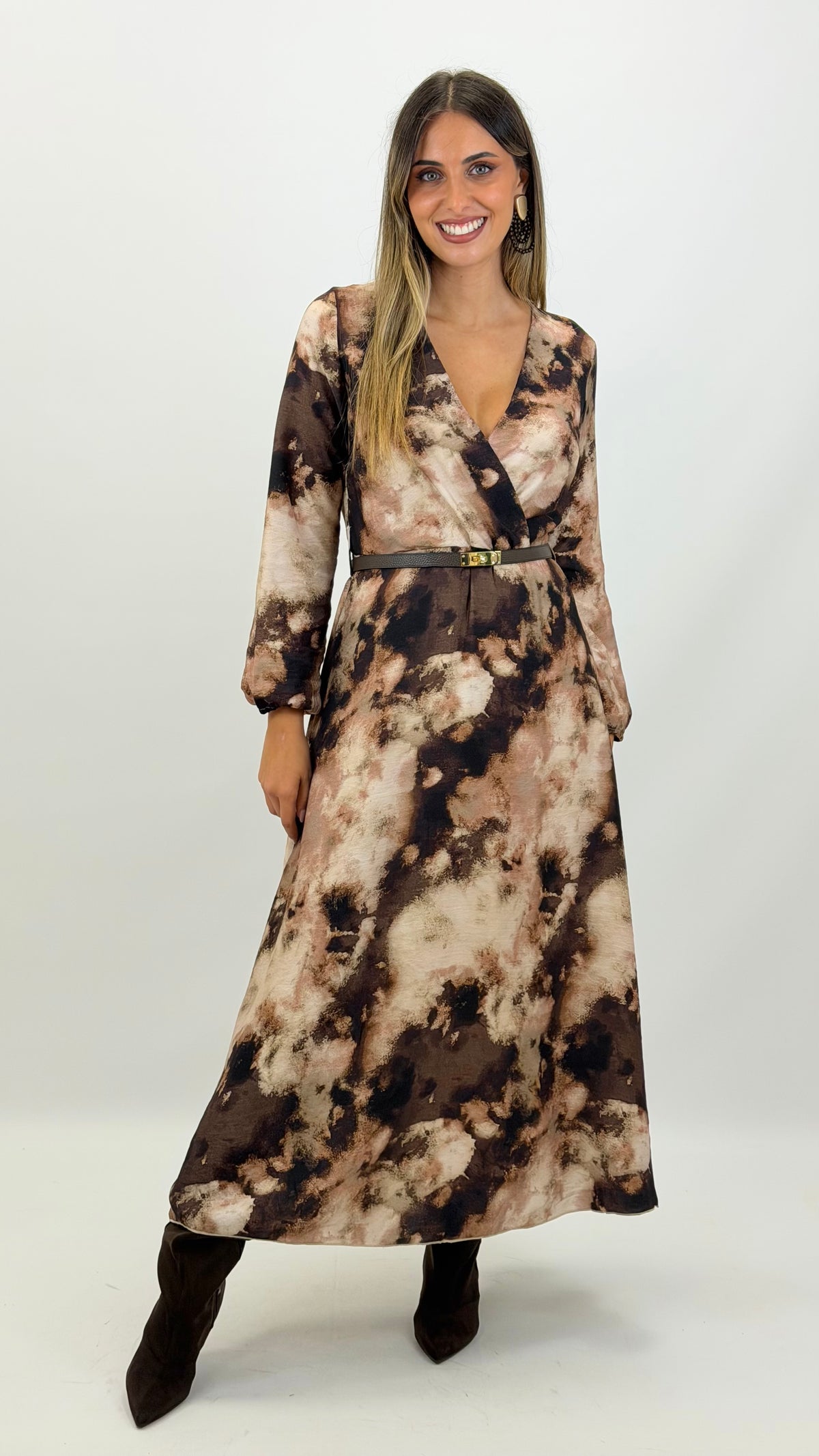 Vestido midi estampado abstrato tons castanho e bege
