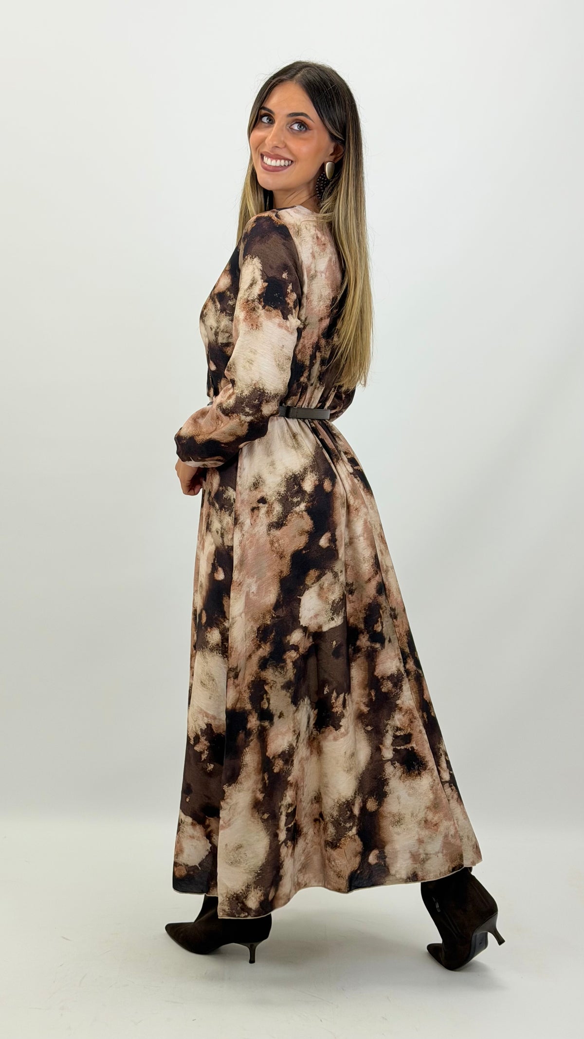 Vestido midi estampado abstrato tons castanho e bege