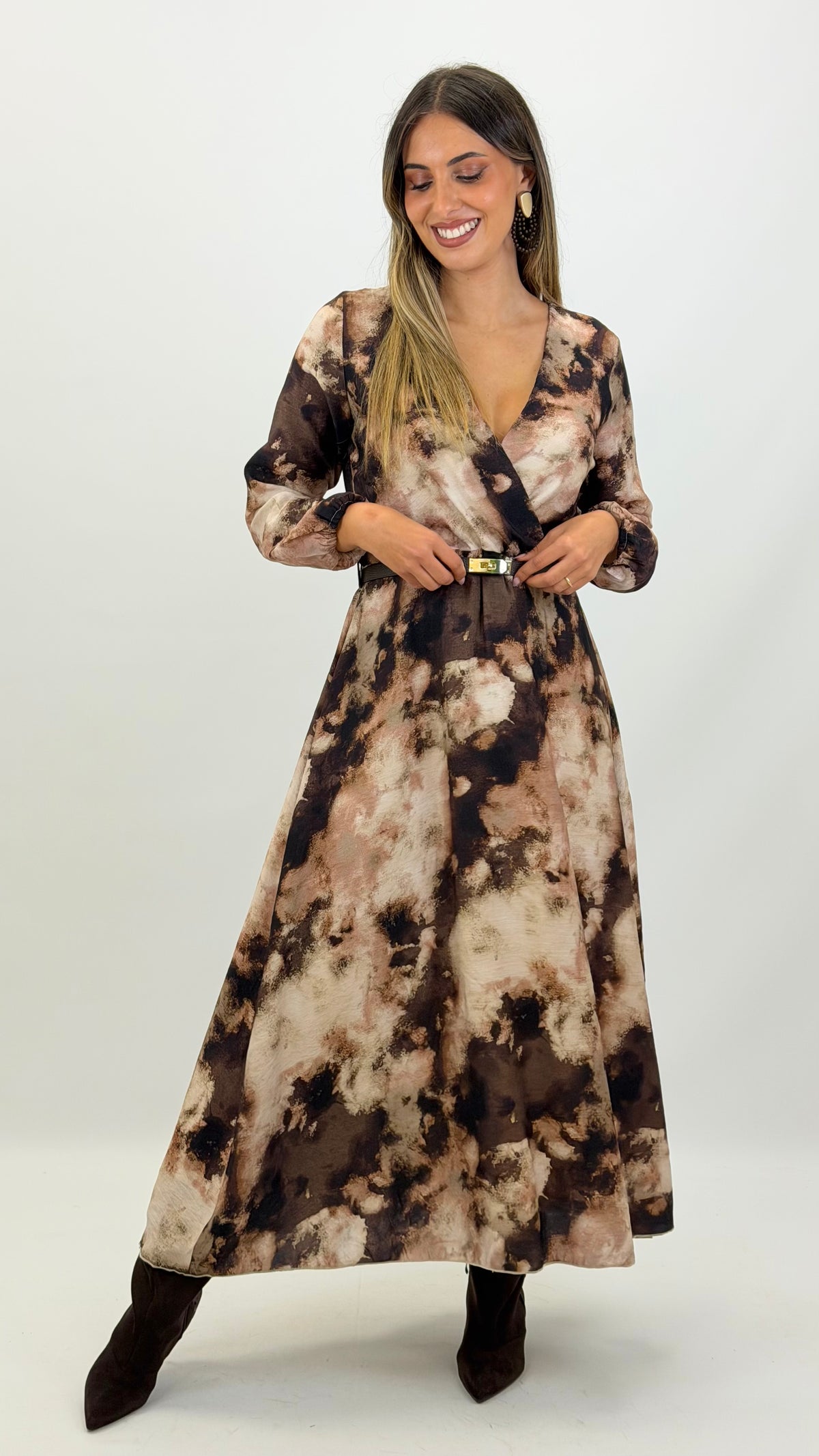 Vestido midi estampado abstrato tons castanho e bege