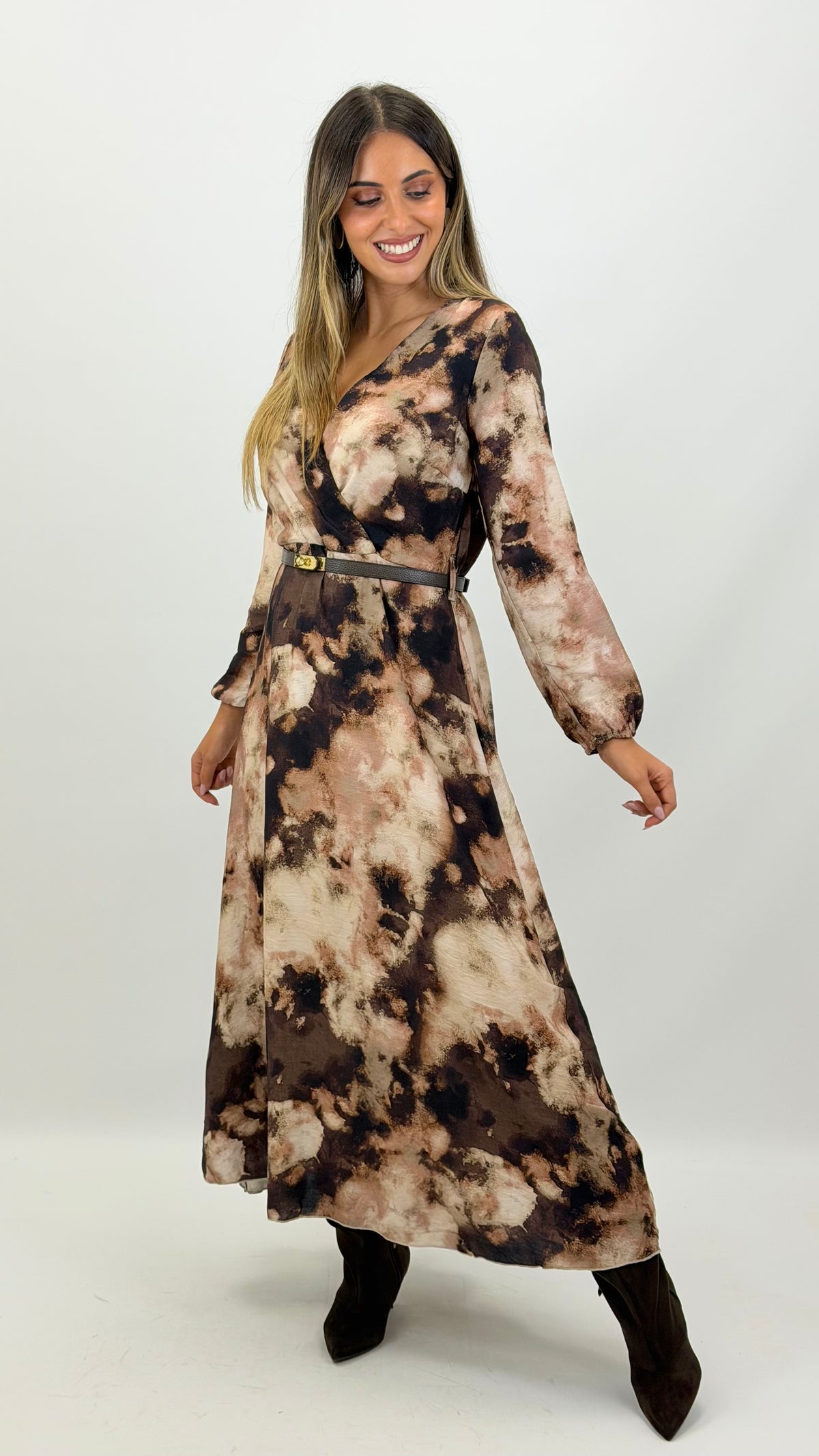 Vestido midi estampado abstrato tons castanho e bege