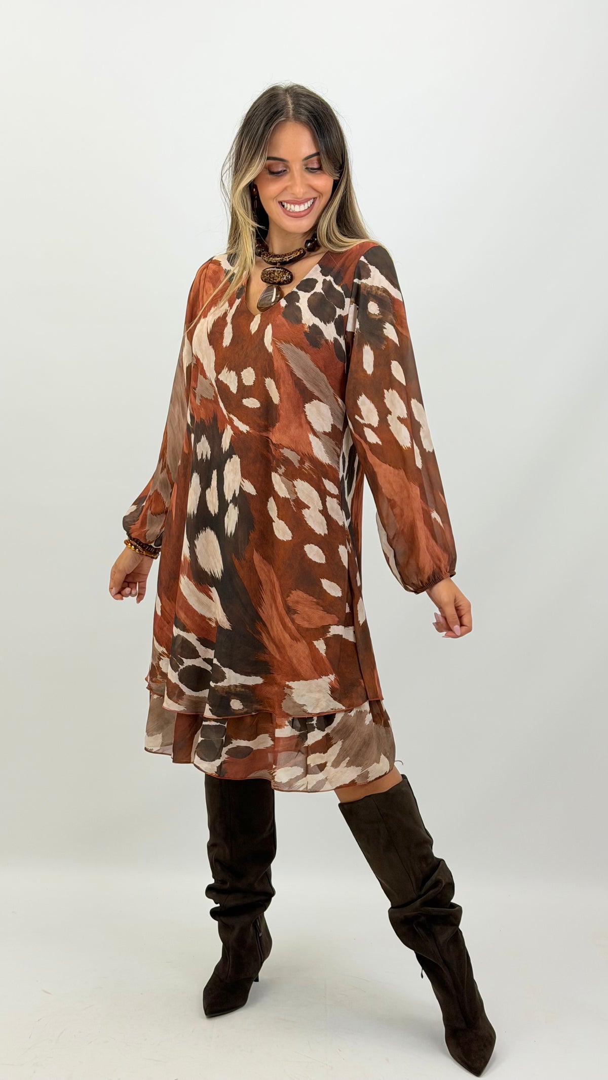 Vestido curto animal-print desconstruído tons telha