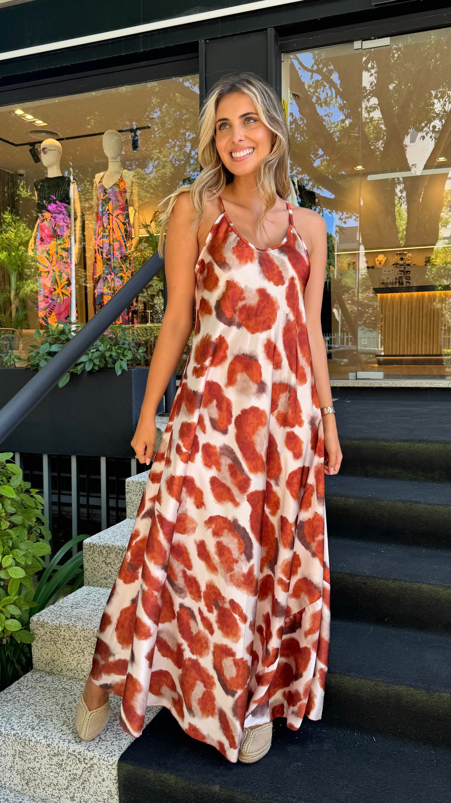 Vestido acetinado animal-print tons telha