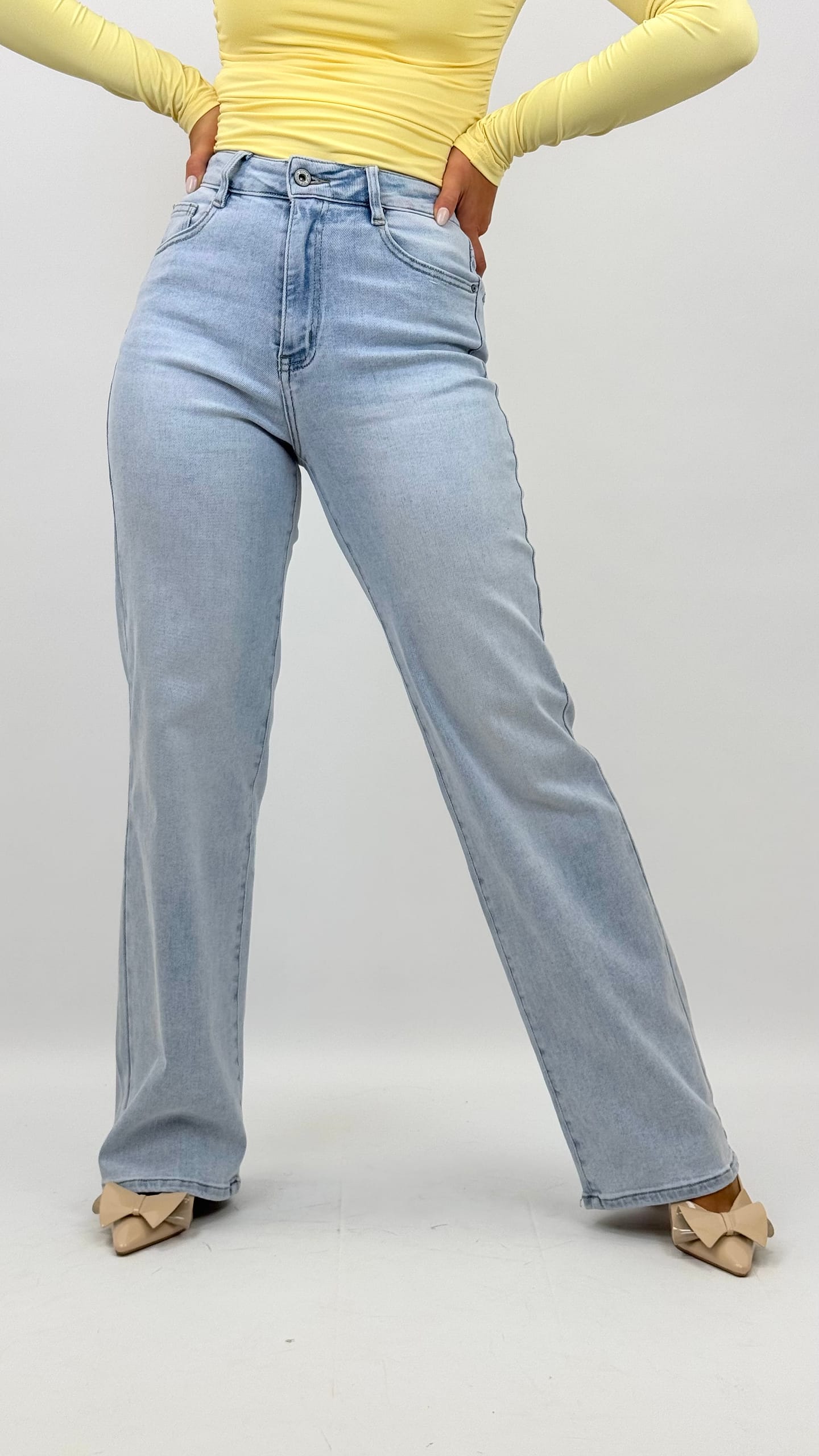 Calça de ganga clarinha modelo wide-leg