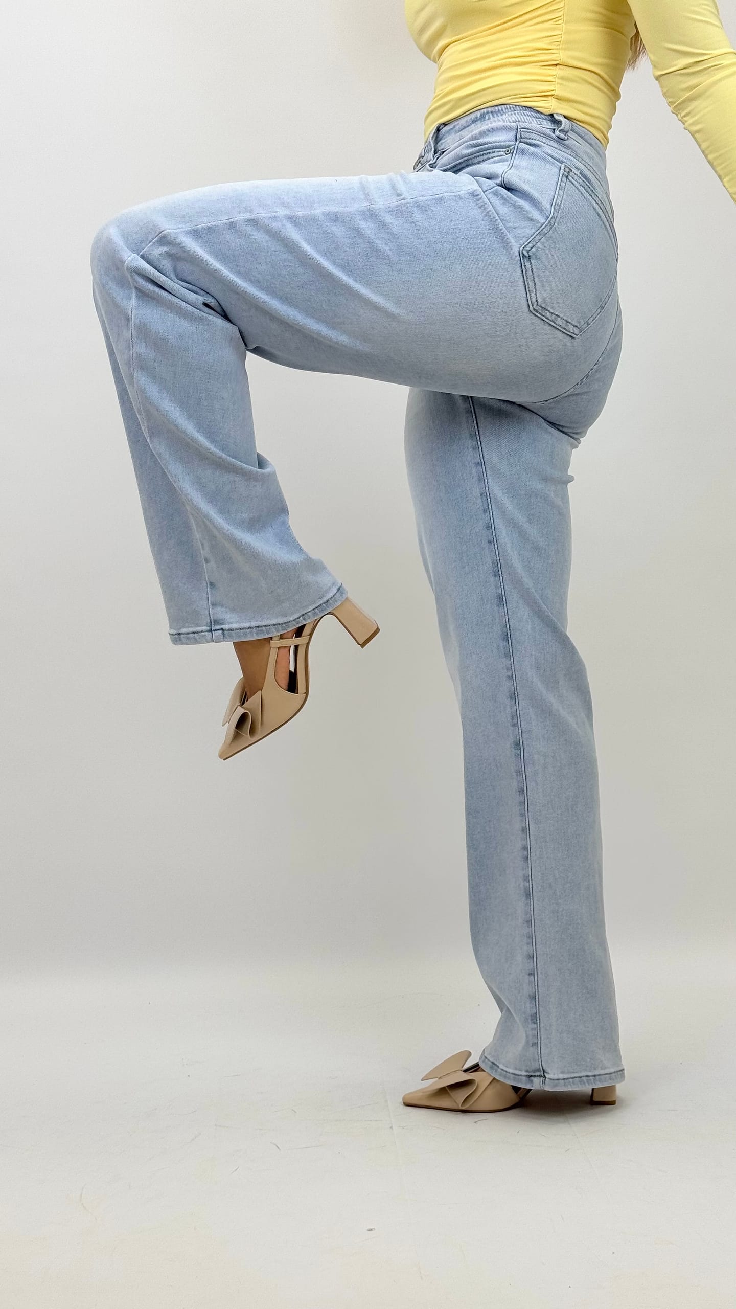 Calça de ganga clarinha modelo wide-leg