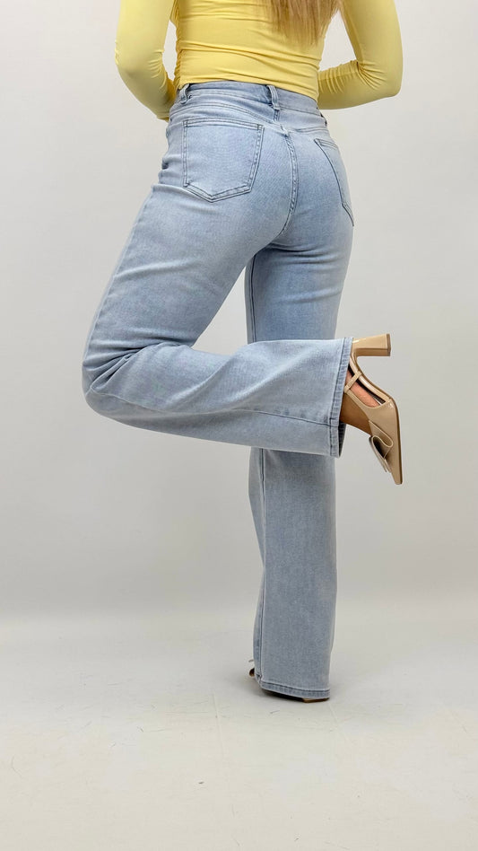 Calça de ganga clarinha modelo wide-leg