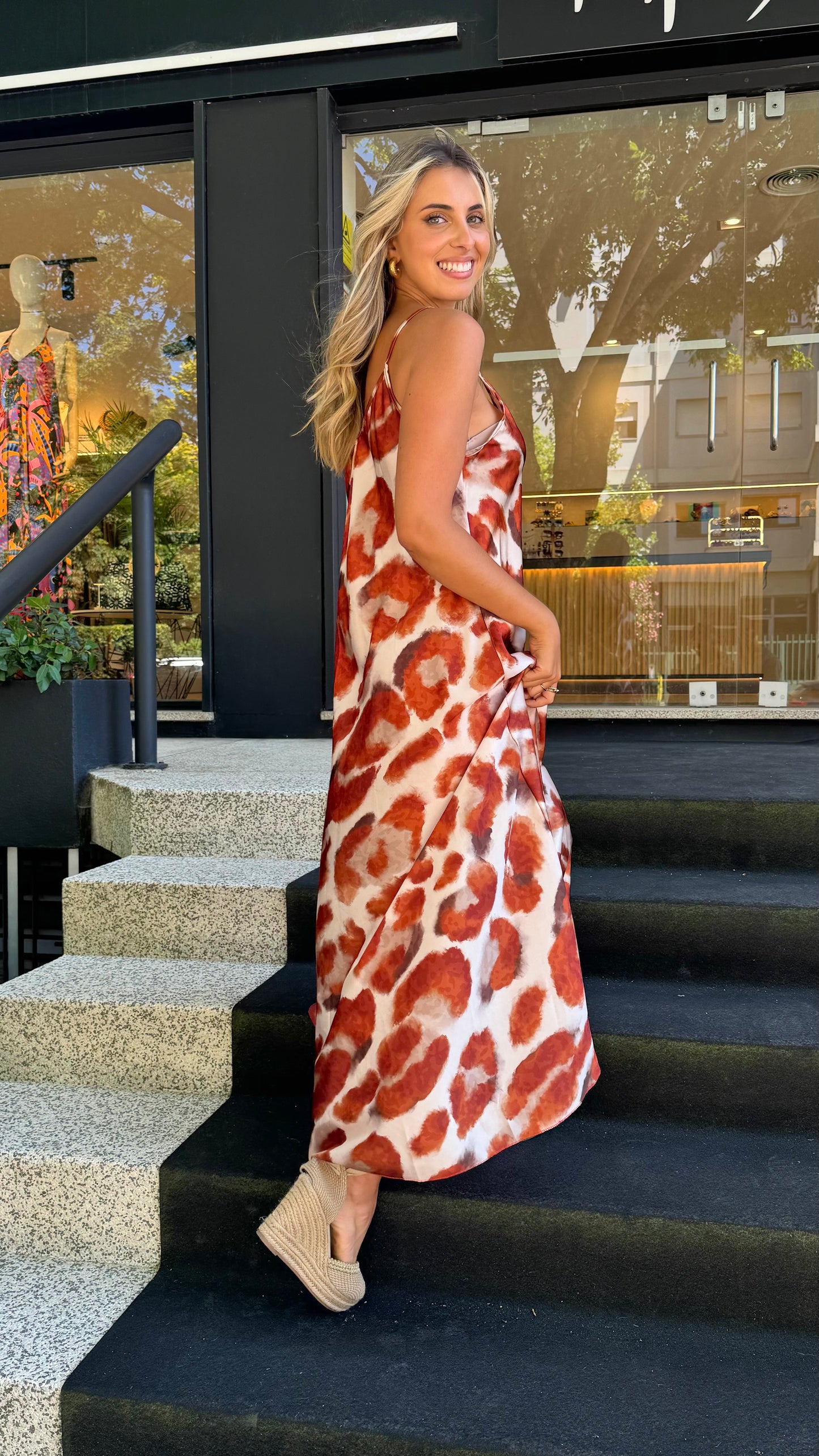 Vestido acetinado animal-print tons telha