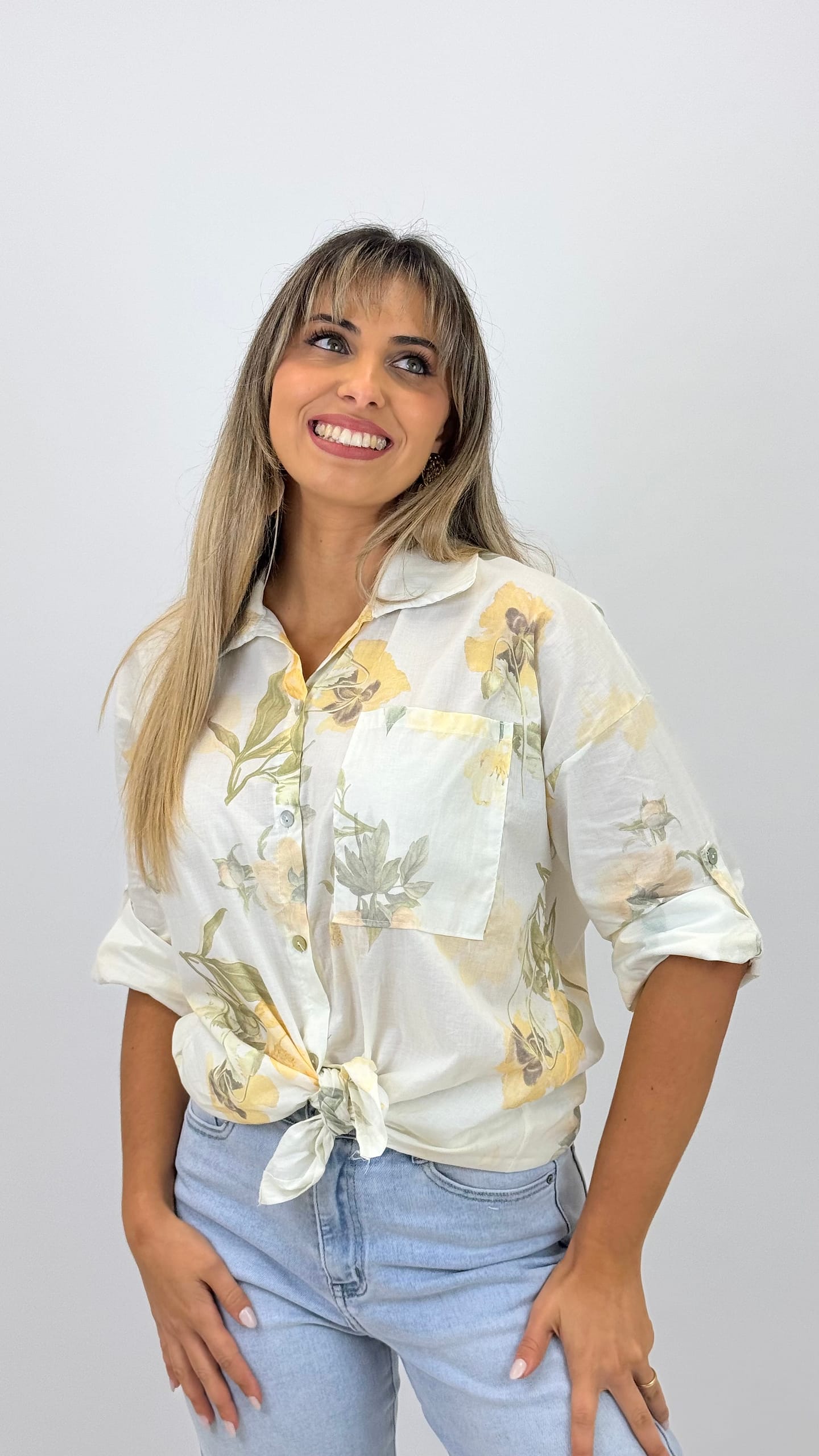 Blusa branca com flores amarelas