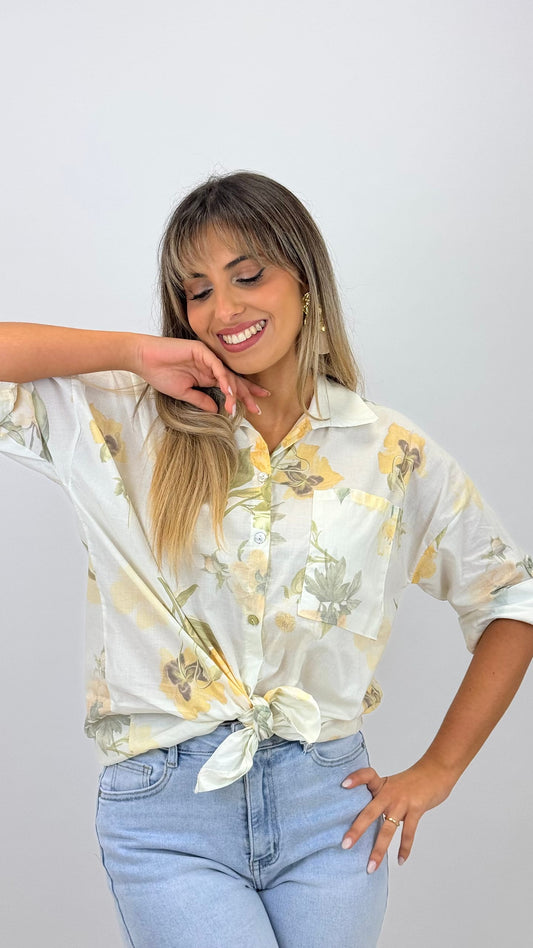 Blusa branca com flores amarelas
