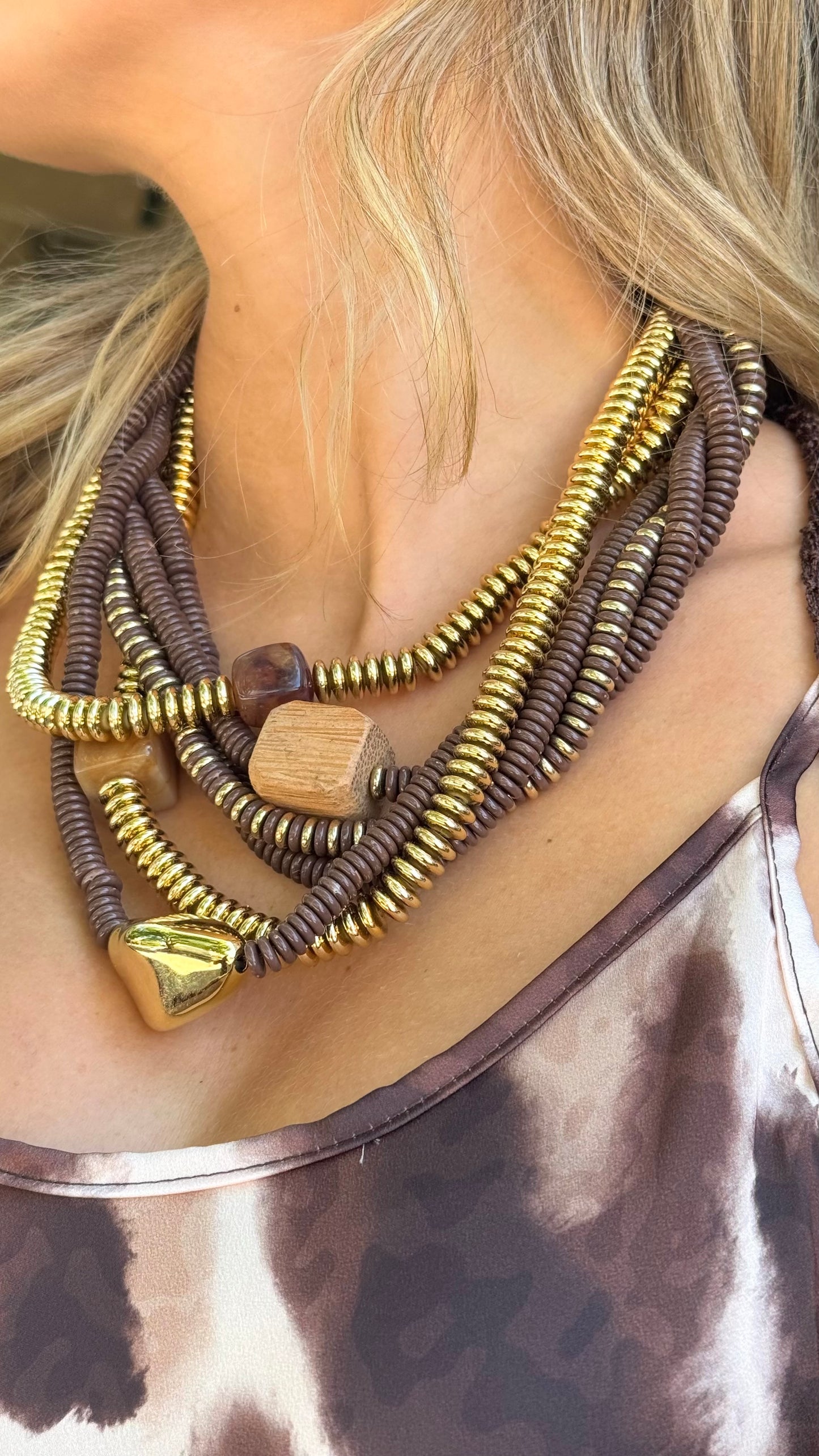 Colar tons castanho e dourado
