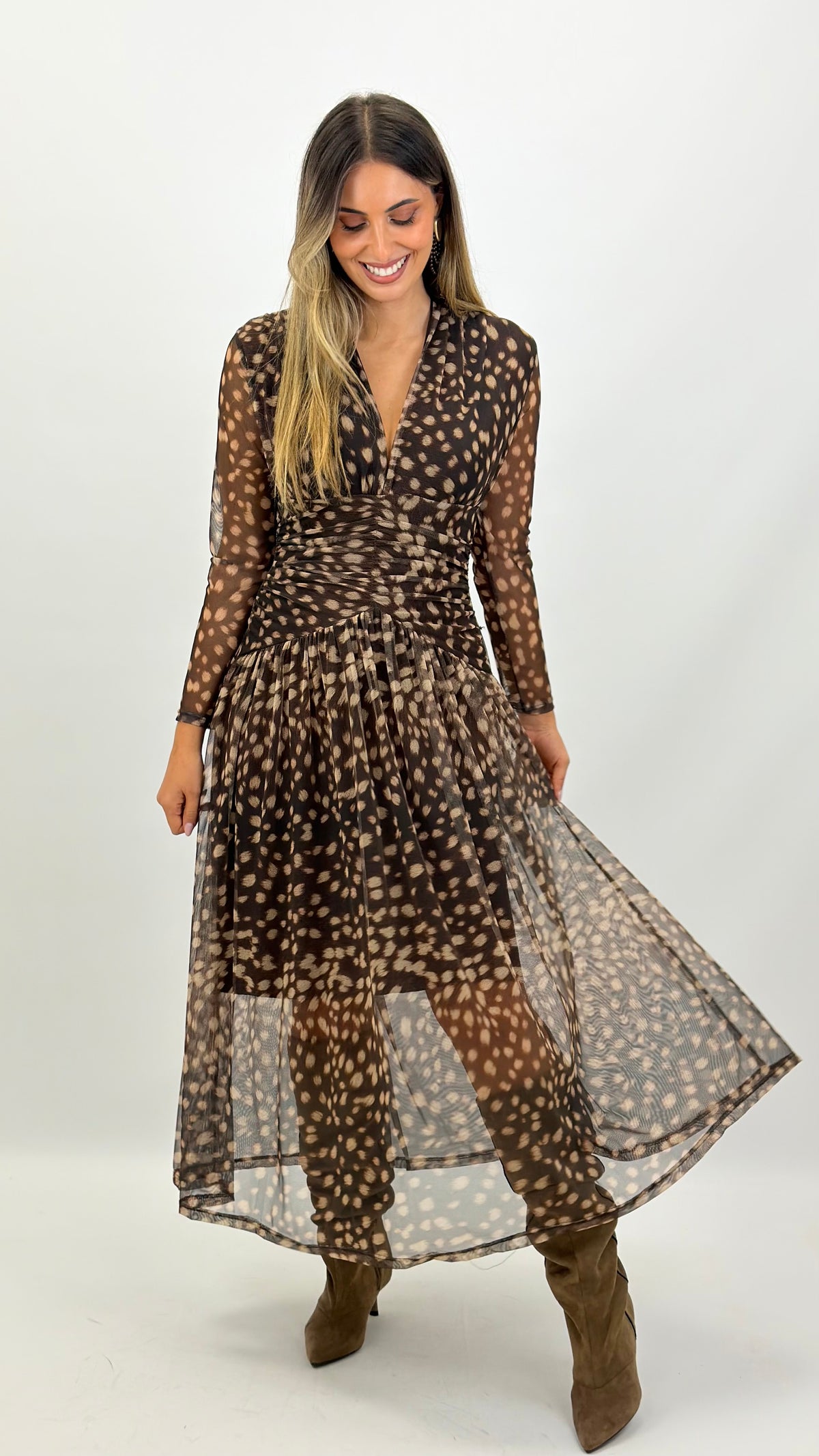 Vestido midi tecido elástico drapeado fundo castanho