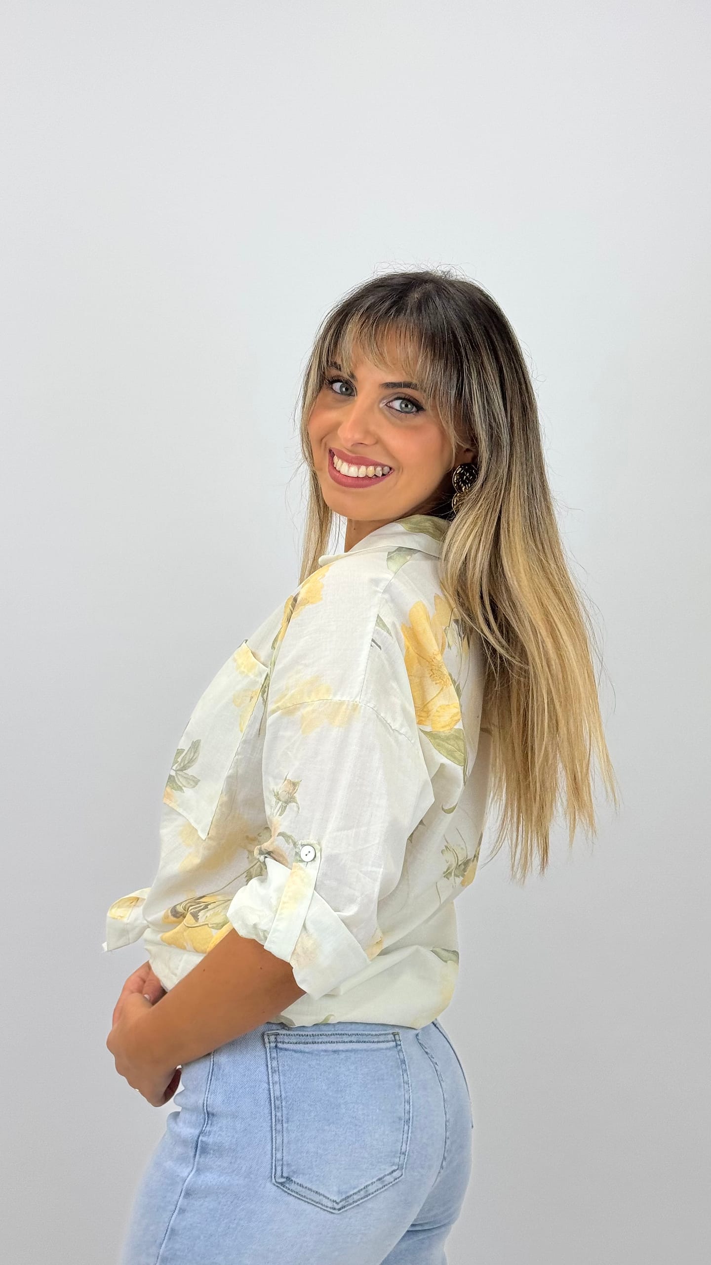 Blusa branca com flores amarelas