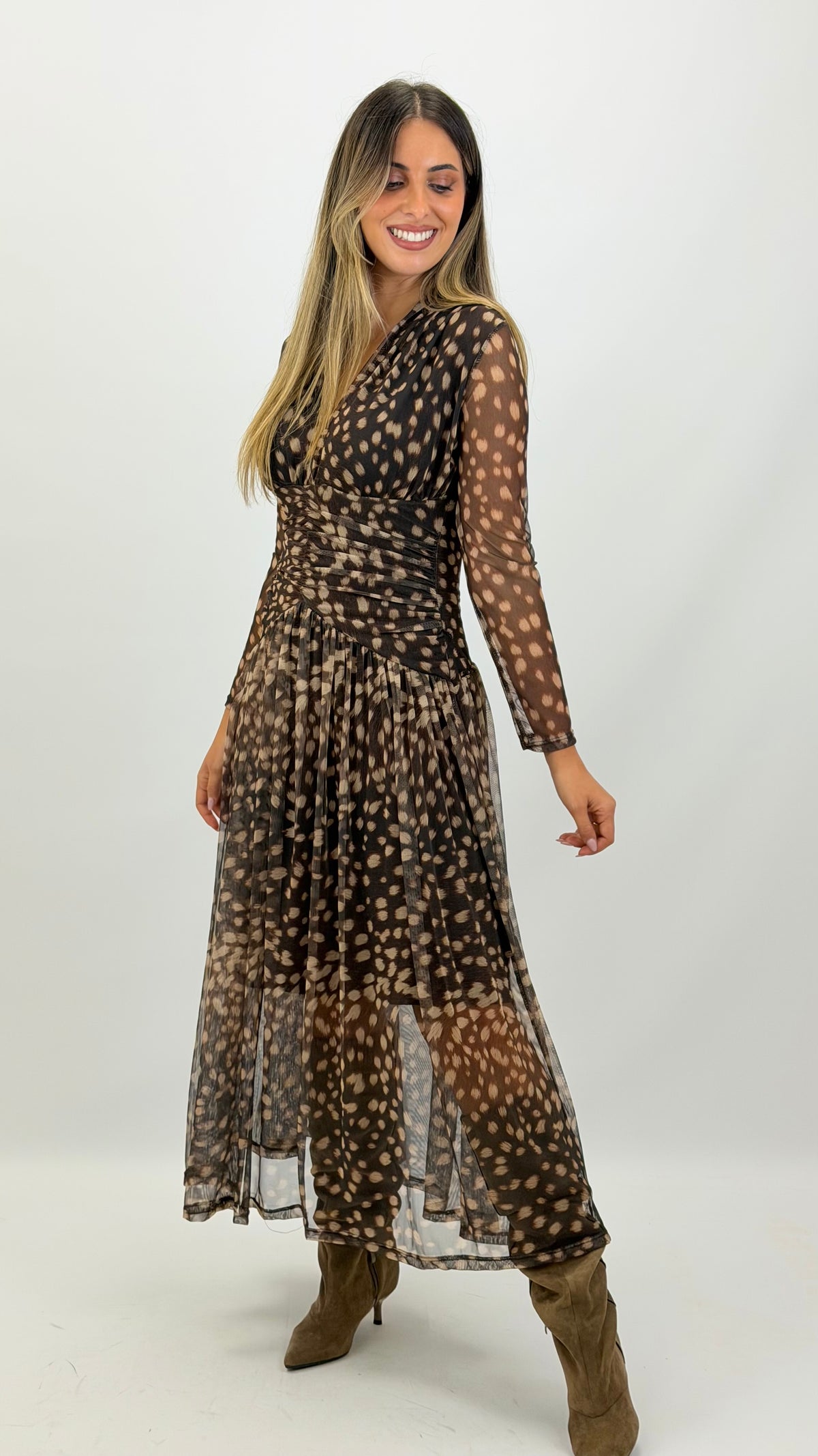 Vestido midi tecido elástico drapeado fundo castanho