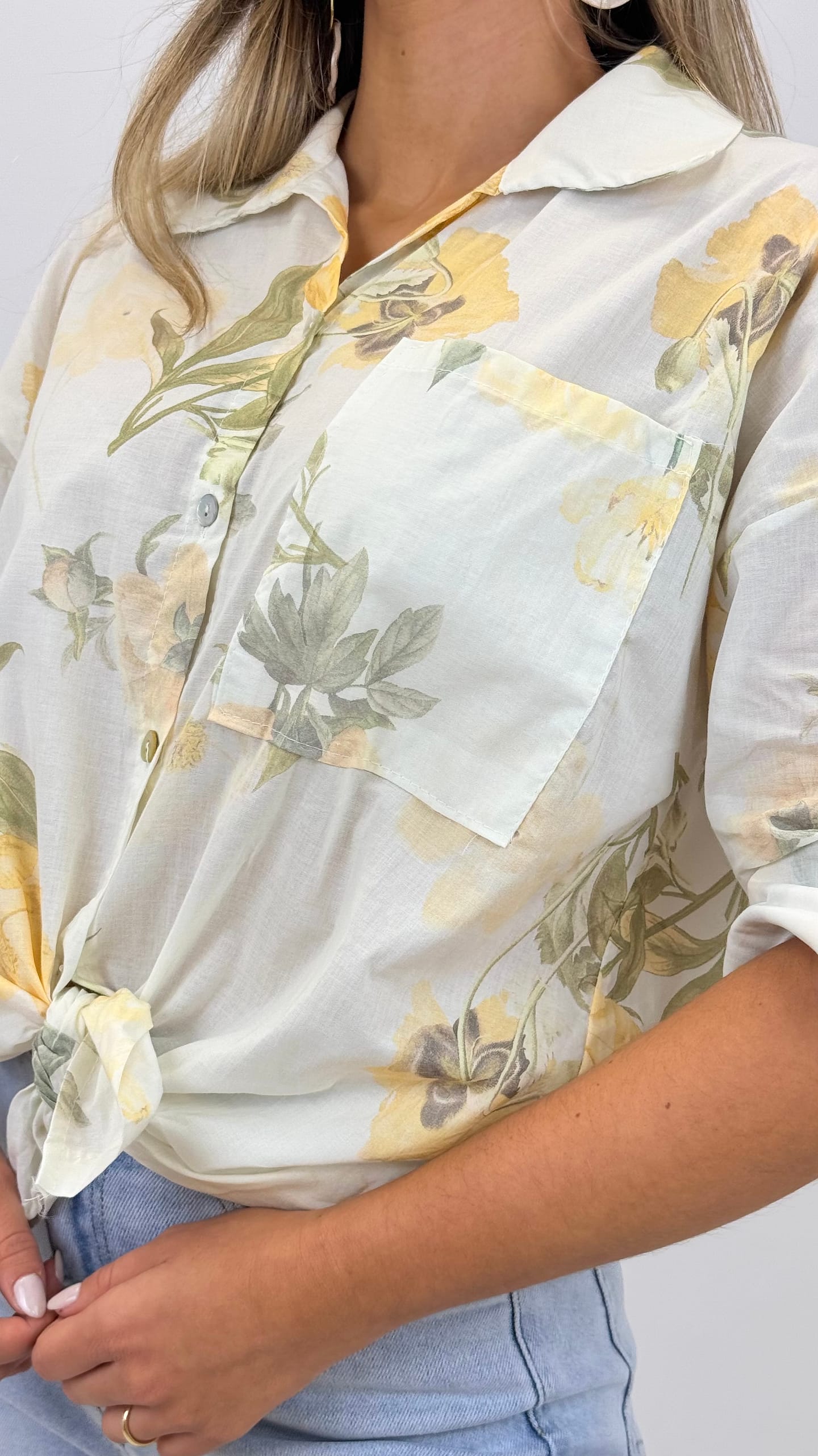 Blusa branca com flores amarelas