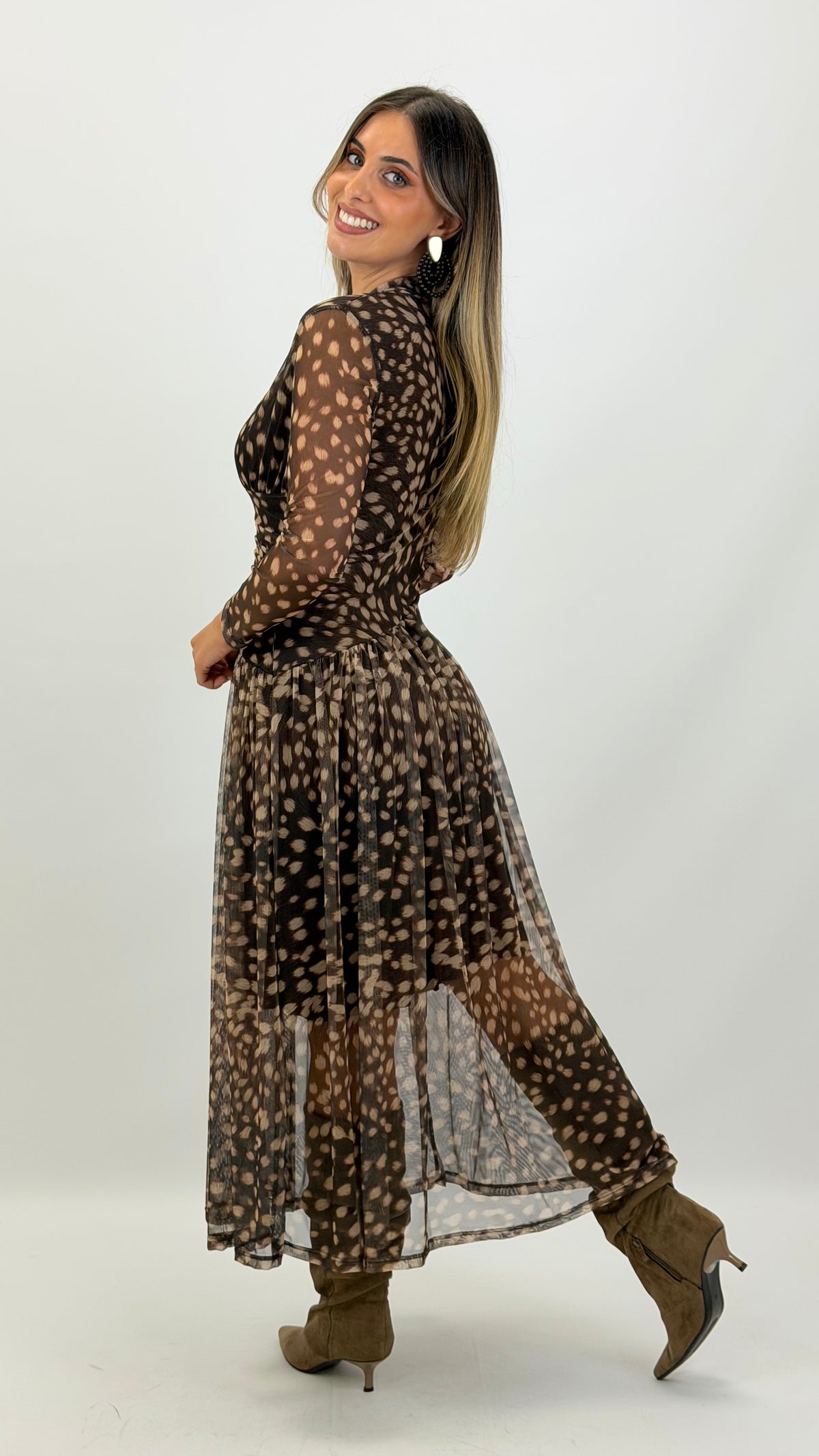 Vestido midi tecido elástico drapeado fundo castanho