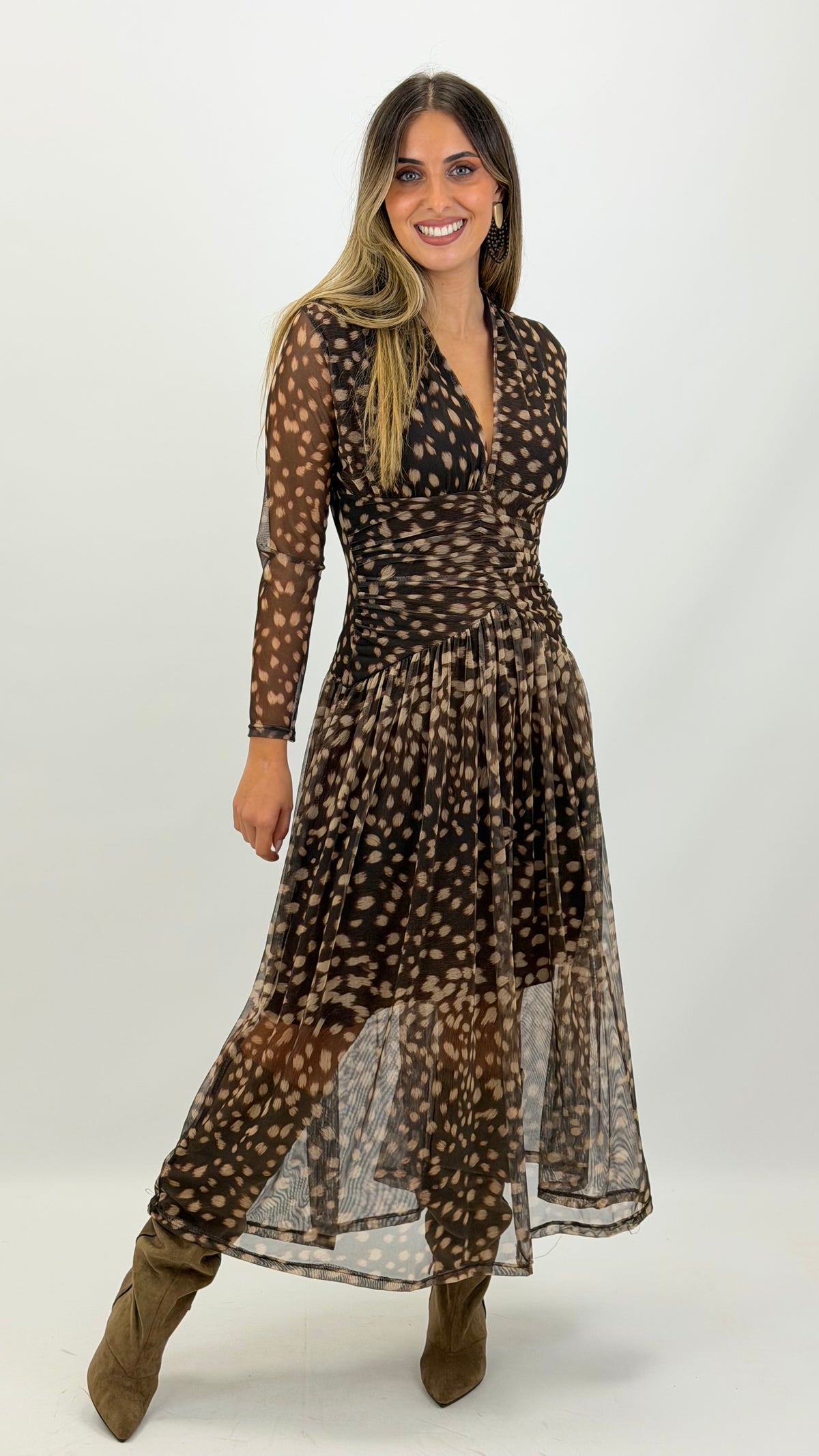 Vestido midi tecido elástico drapeado fundo castanho