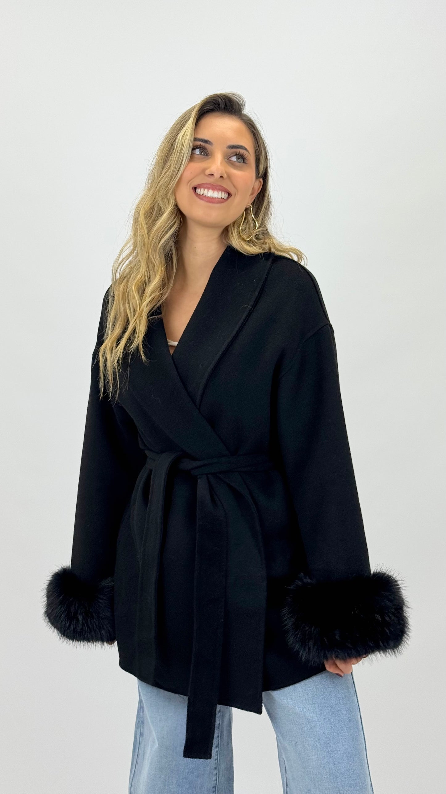 Casaco fazenda lã preto com pelo nos punhos