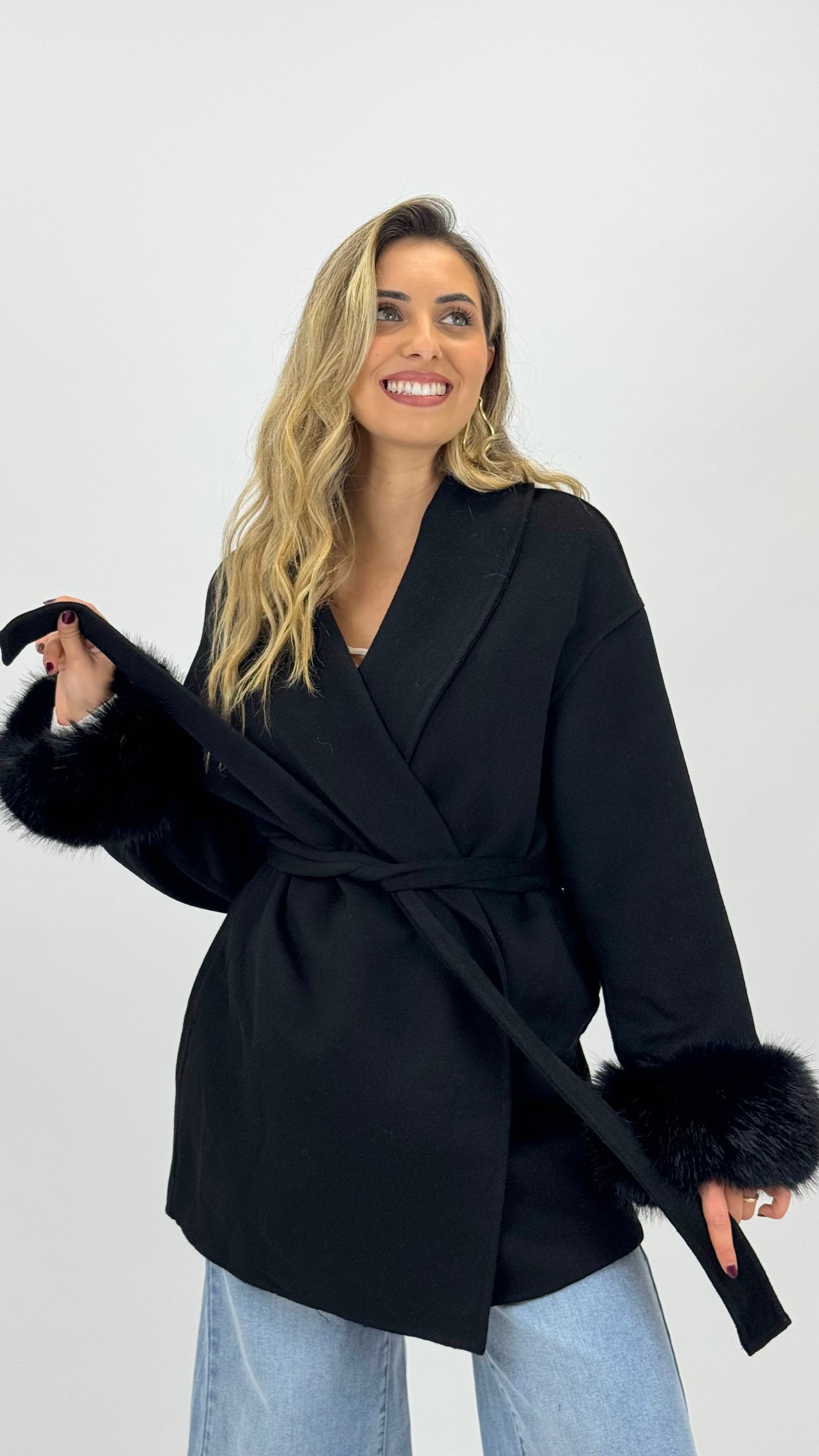 Casaco fazenda lã preto com pelo nos punhos