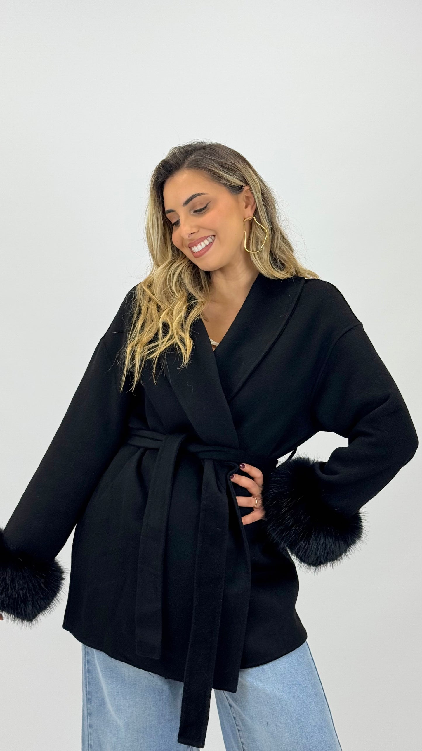 Casaco fazenda lã preto com pelo nos punhos