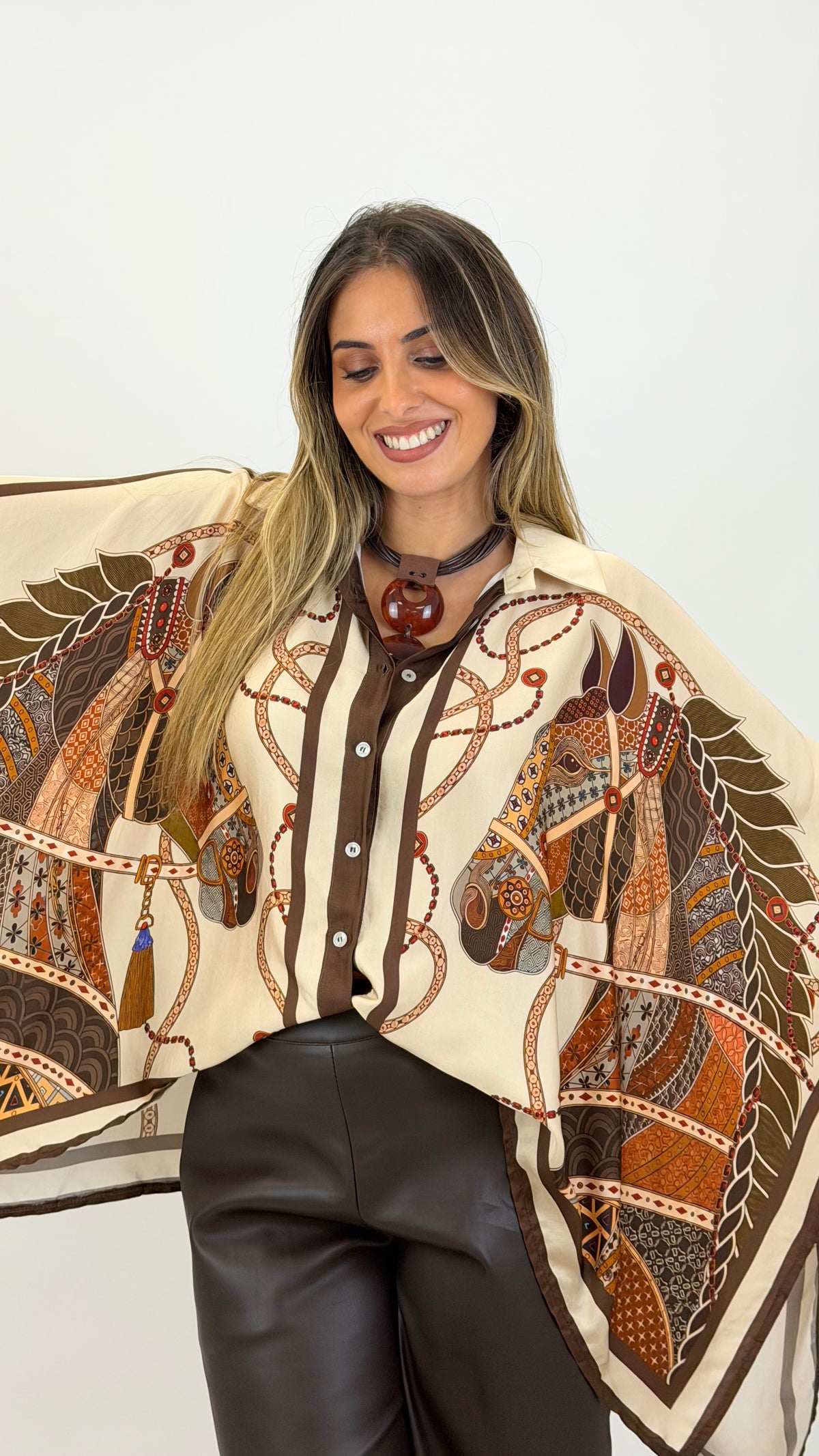 Blusa estampado cavalos tons castanho e terracota