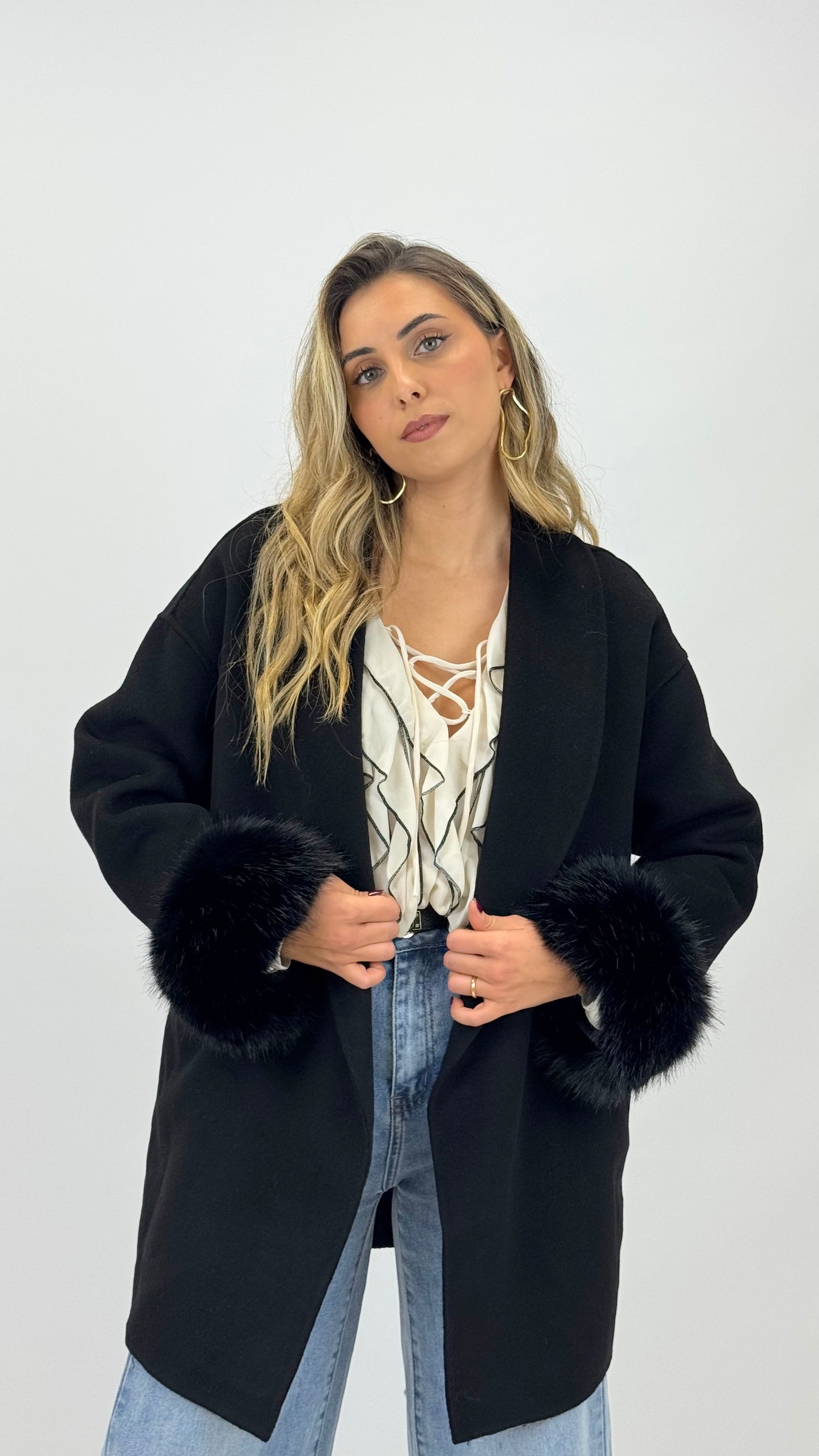 Casaco fazenda lã preto com pelo nos punhos