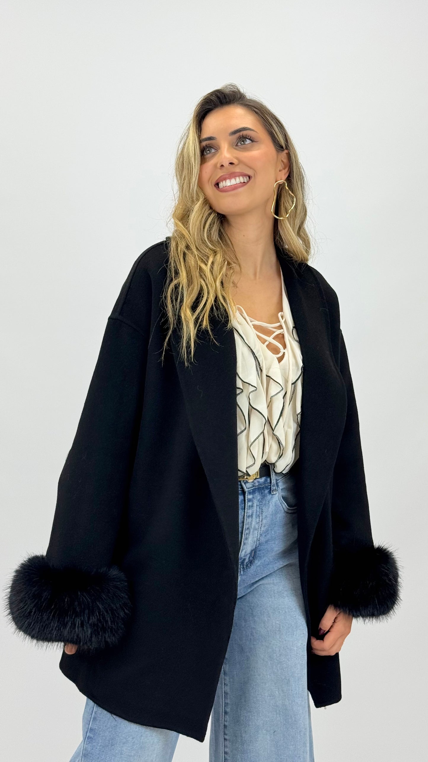 Casaco fazenda lã preto com pelo nos punhos