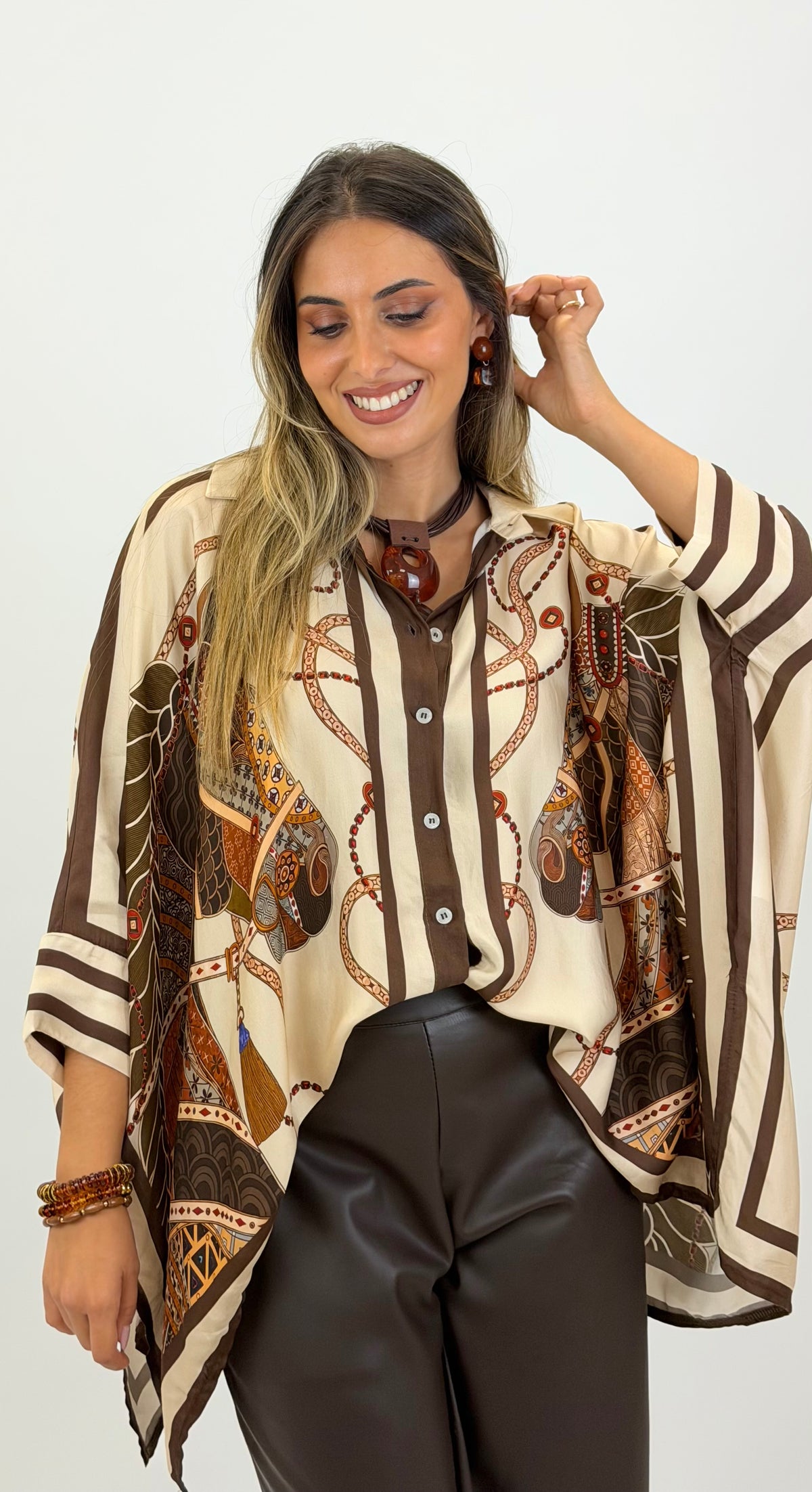 Blusa estampado cavalos tons castanho e terracota