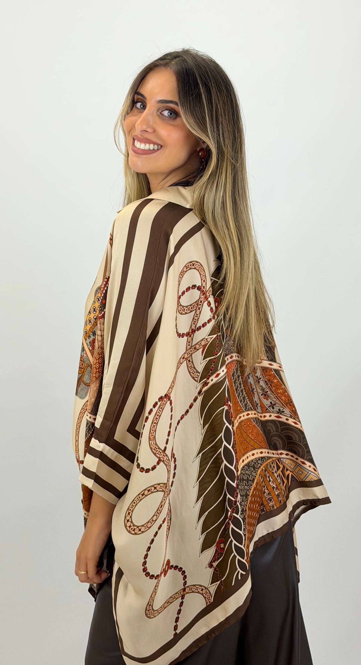 Blusa estampado cavalos tons castanho e terracota