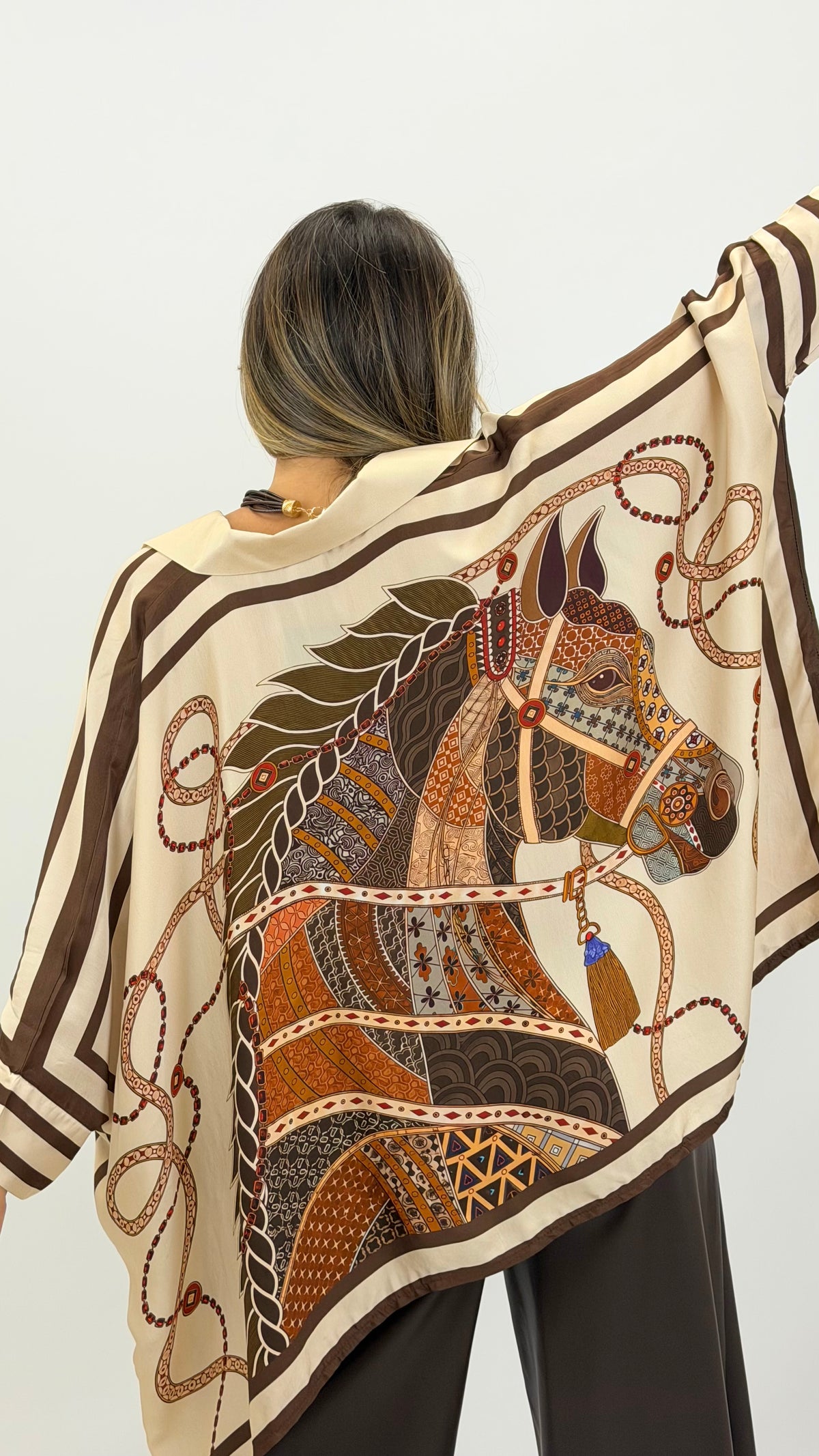 Blusa estampado cavalos tons castanho e terracota