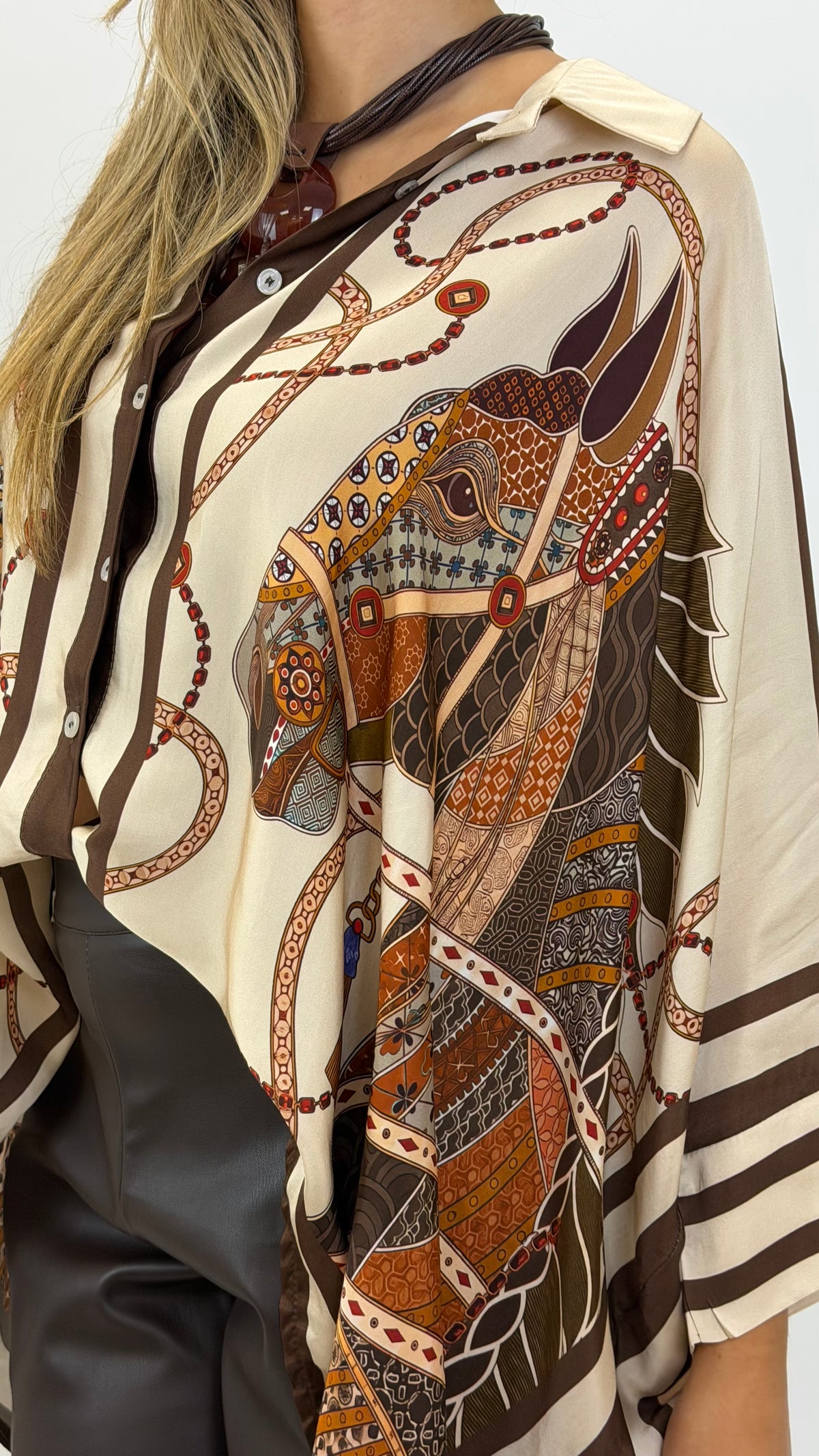 Blusa estampado cavalos tons castanho e terracota