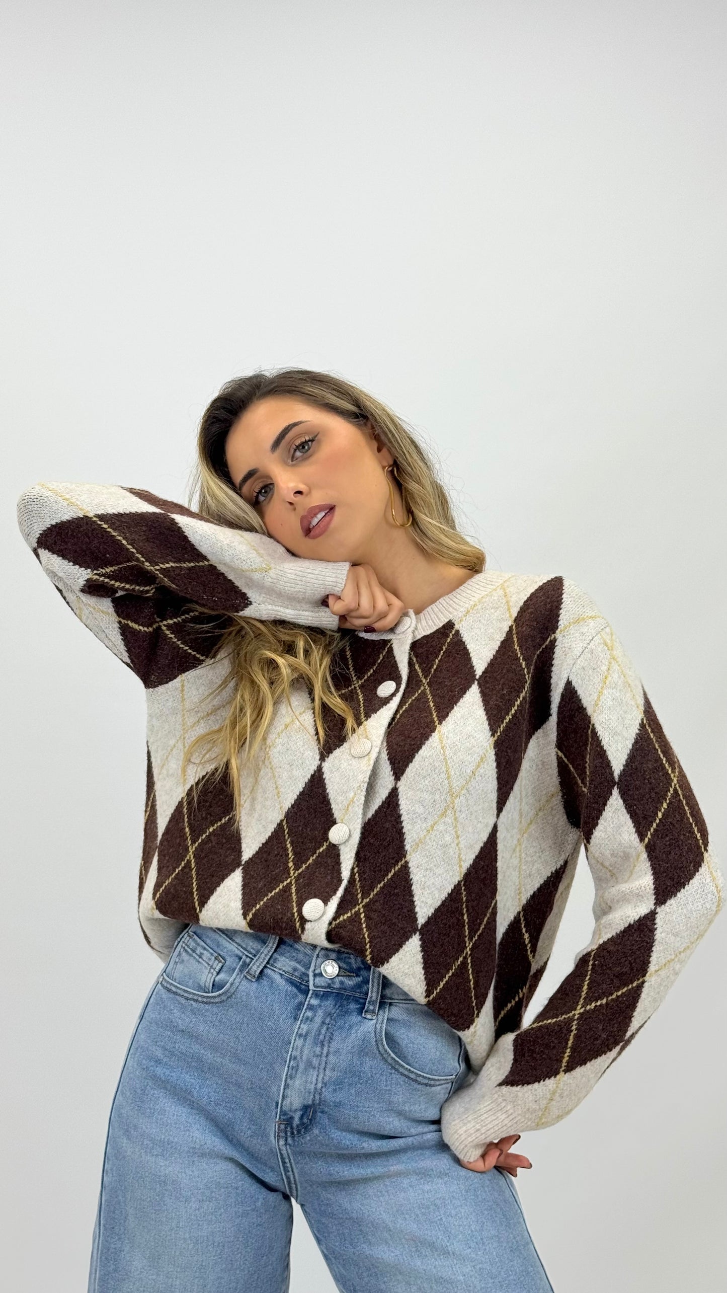 Casaco malha losangos creme, castanho e risquinha amarela