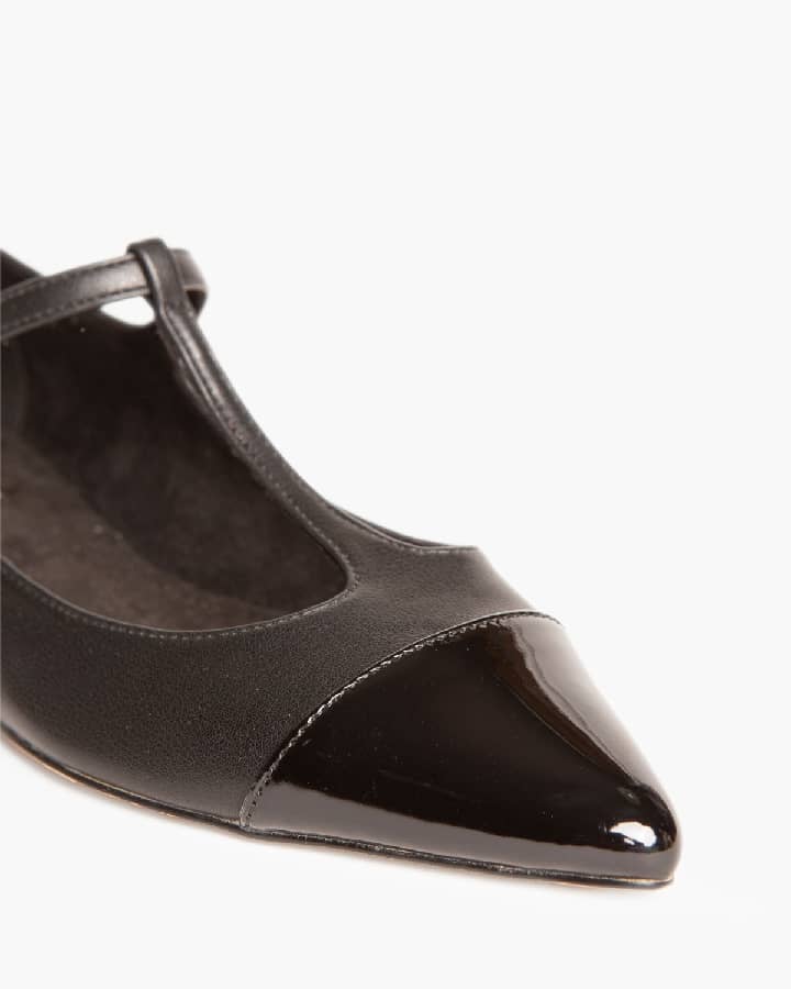 Sapato raso em eco-pele e verniz preto
