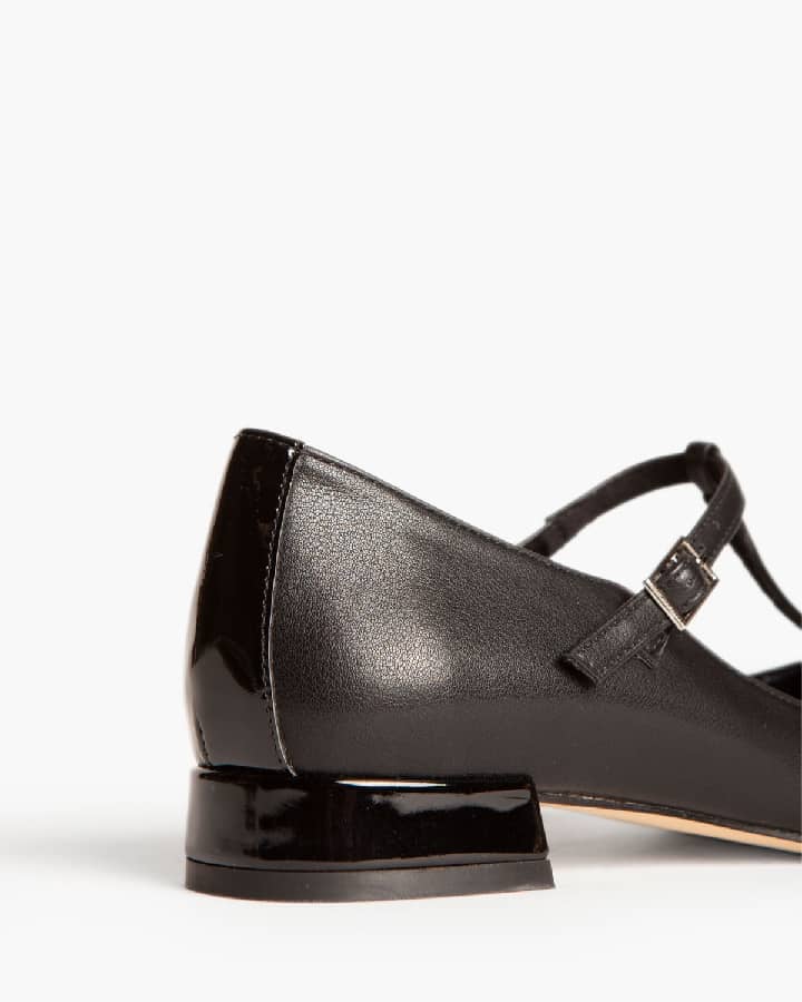 Sapato raso em eco-pele e verniz preto