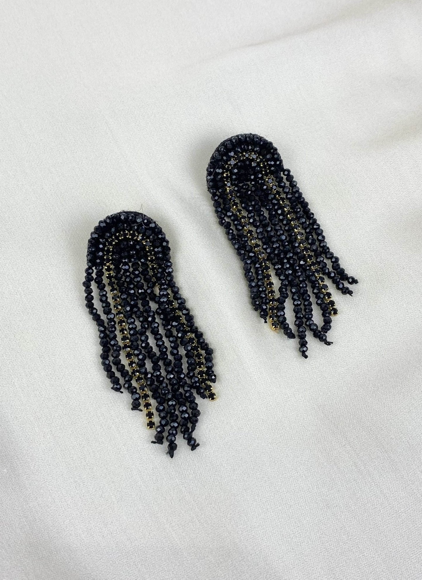 Brincos missangas preto e dourado