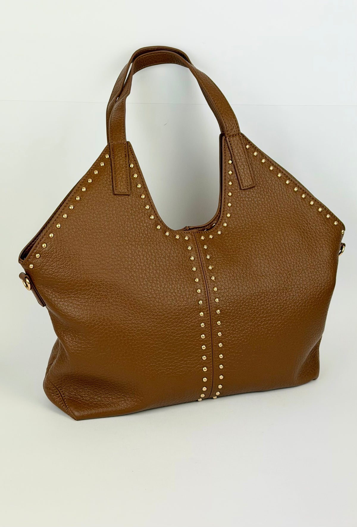 Carteira/saco eco-pele camel com tachas douradas