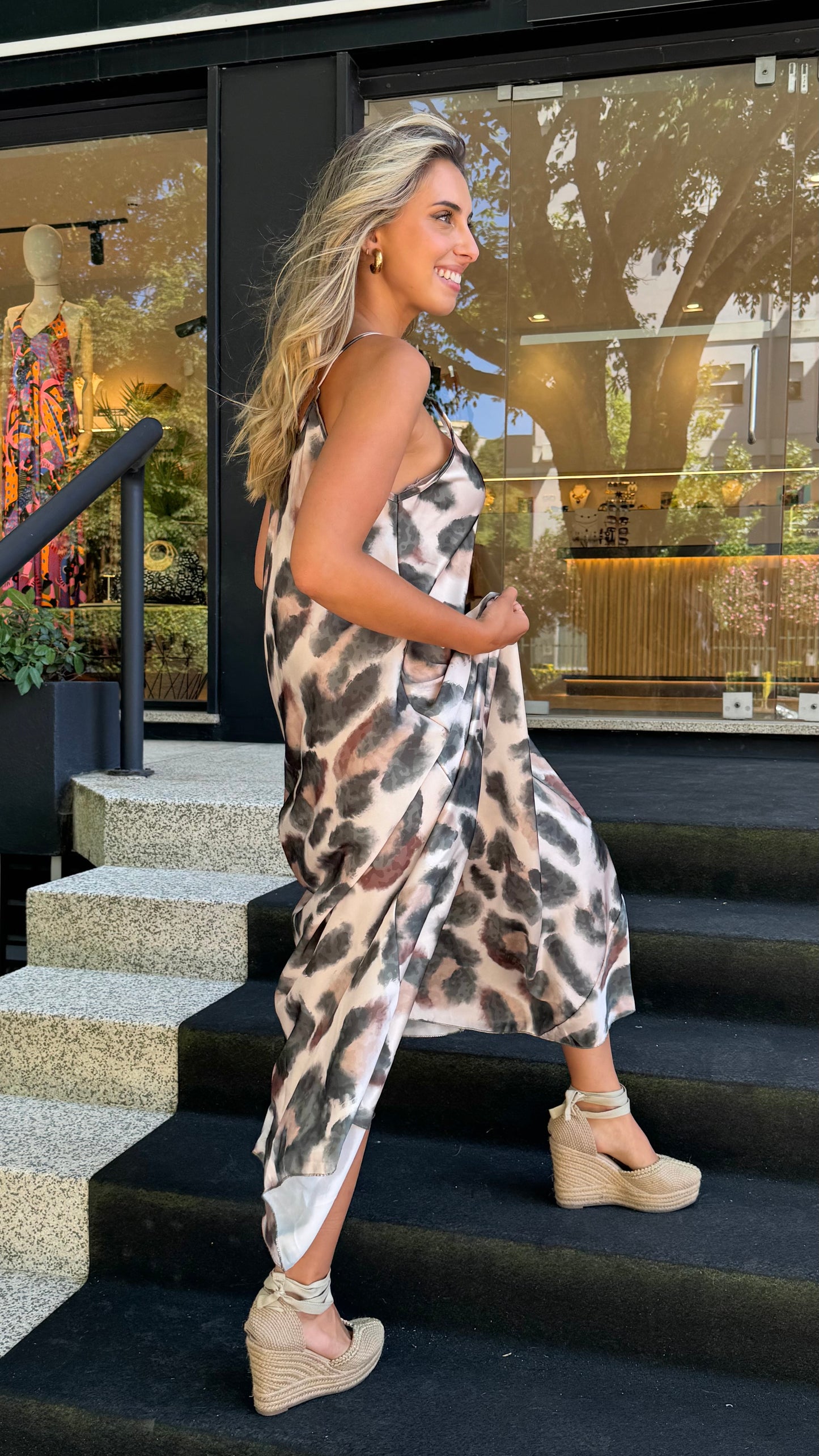 Vestido acetinado animal-print tons verde