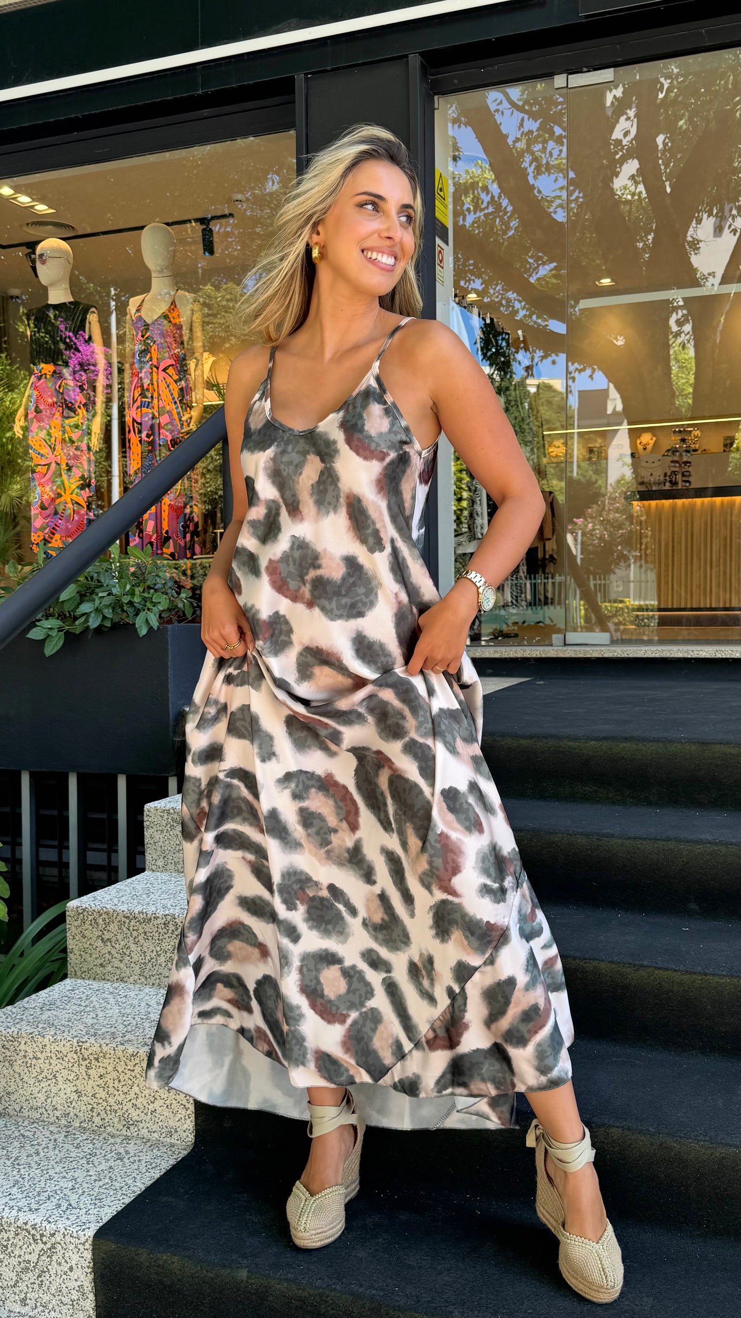 Vestido acetinado animal-print tons verde