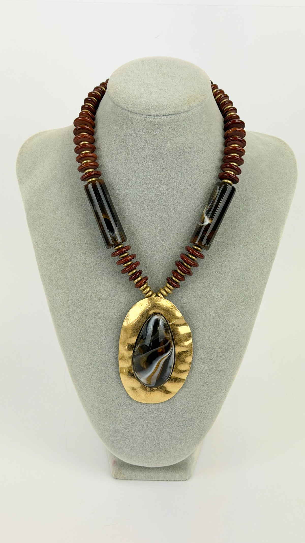 Colar telha com pedra grande castanha e rebordo dourado