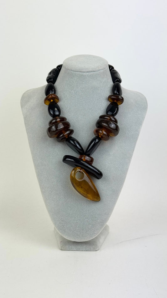 Colar acrílico tons preto e âmbar