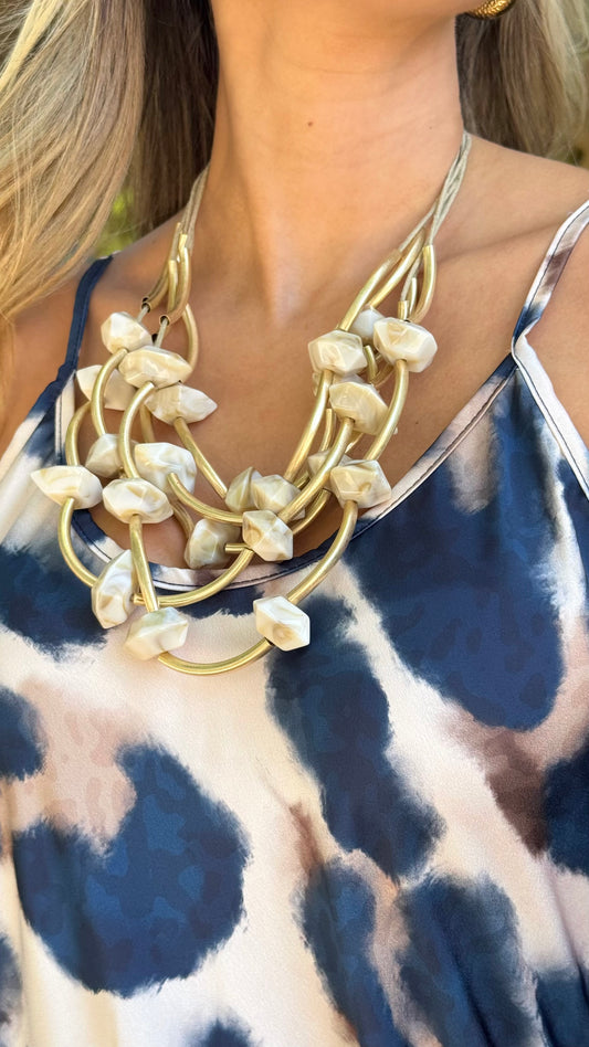 Colar tons bege e dourado