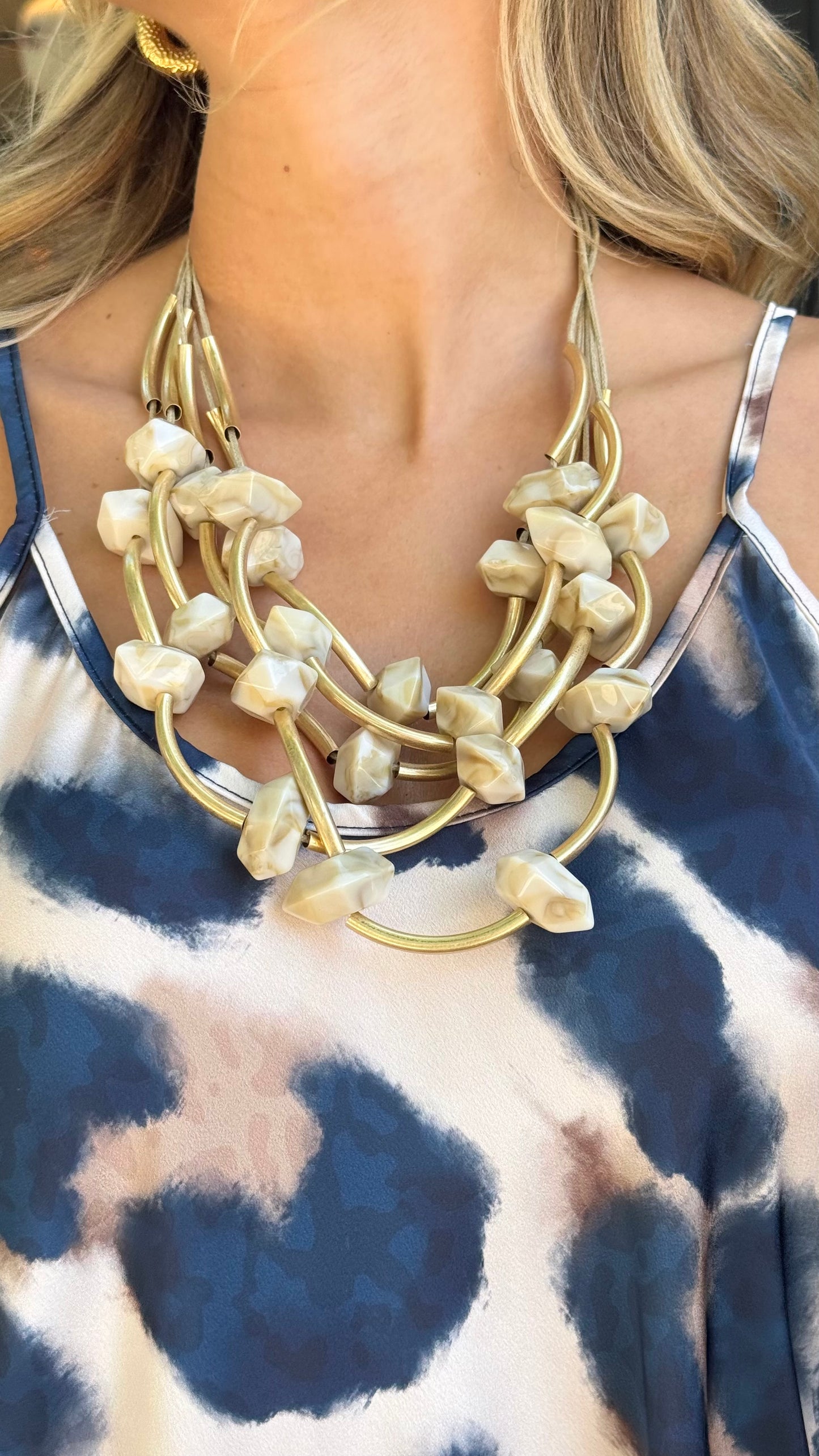 Colar tons bege e dourado