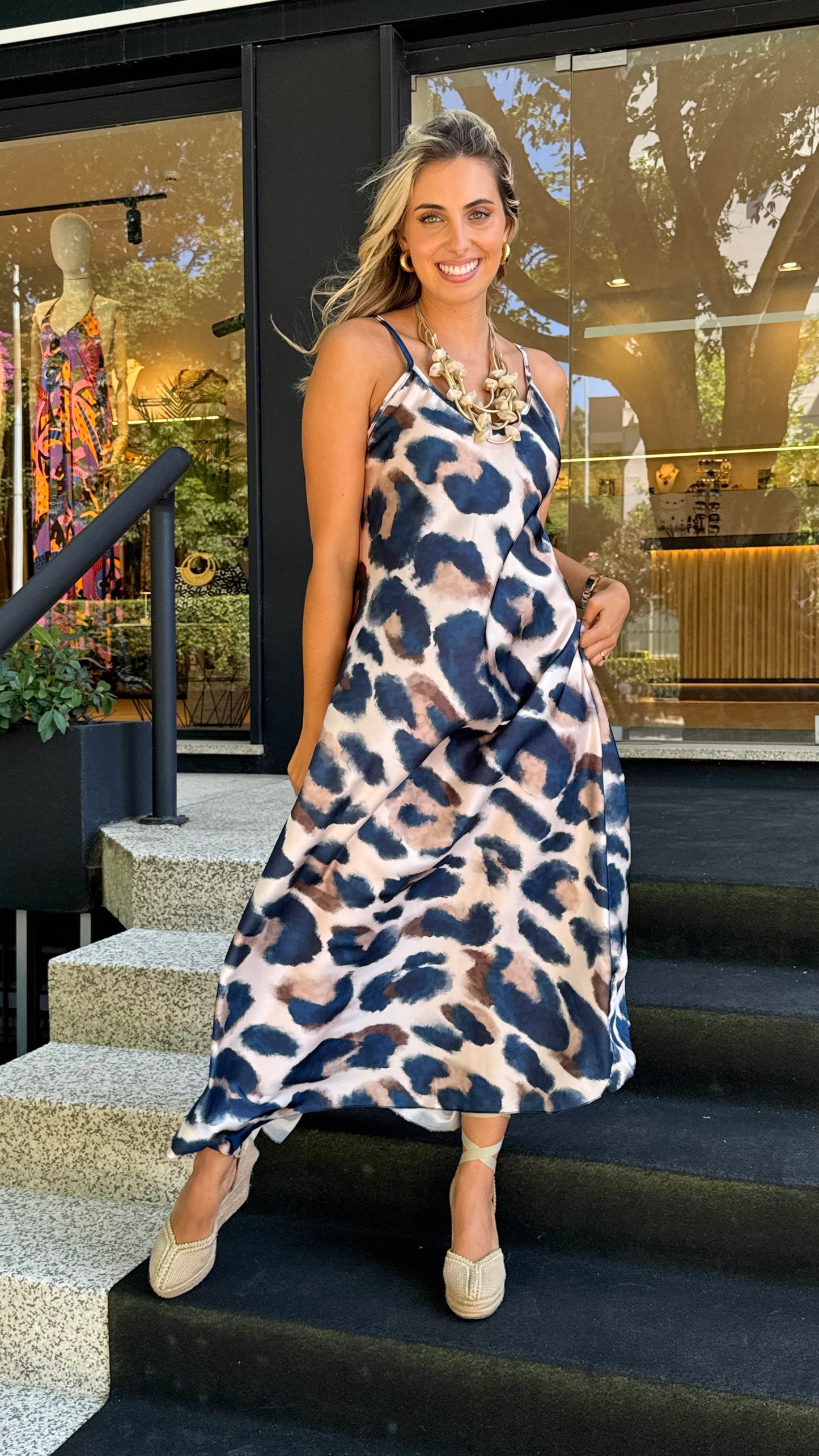 Vestido acetinado animal-print tons azul