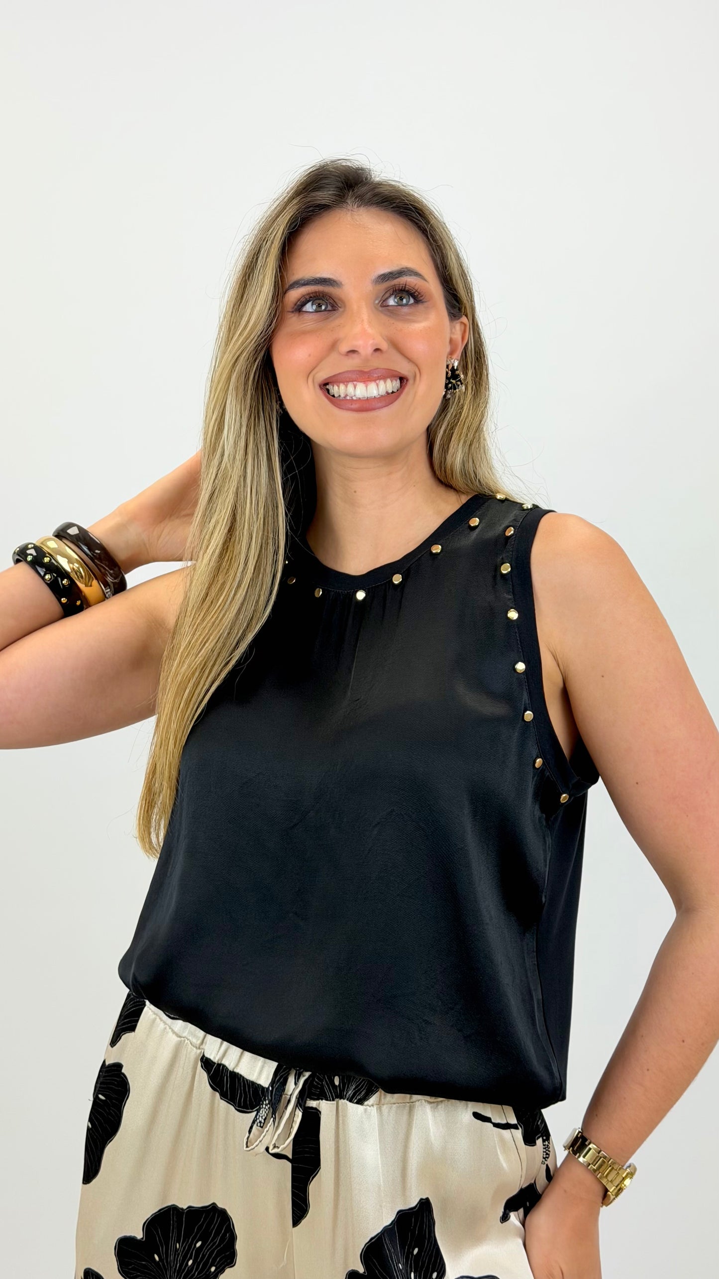 Top acetinado preto com tachas douradas